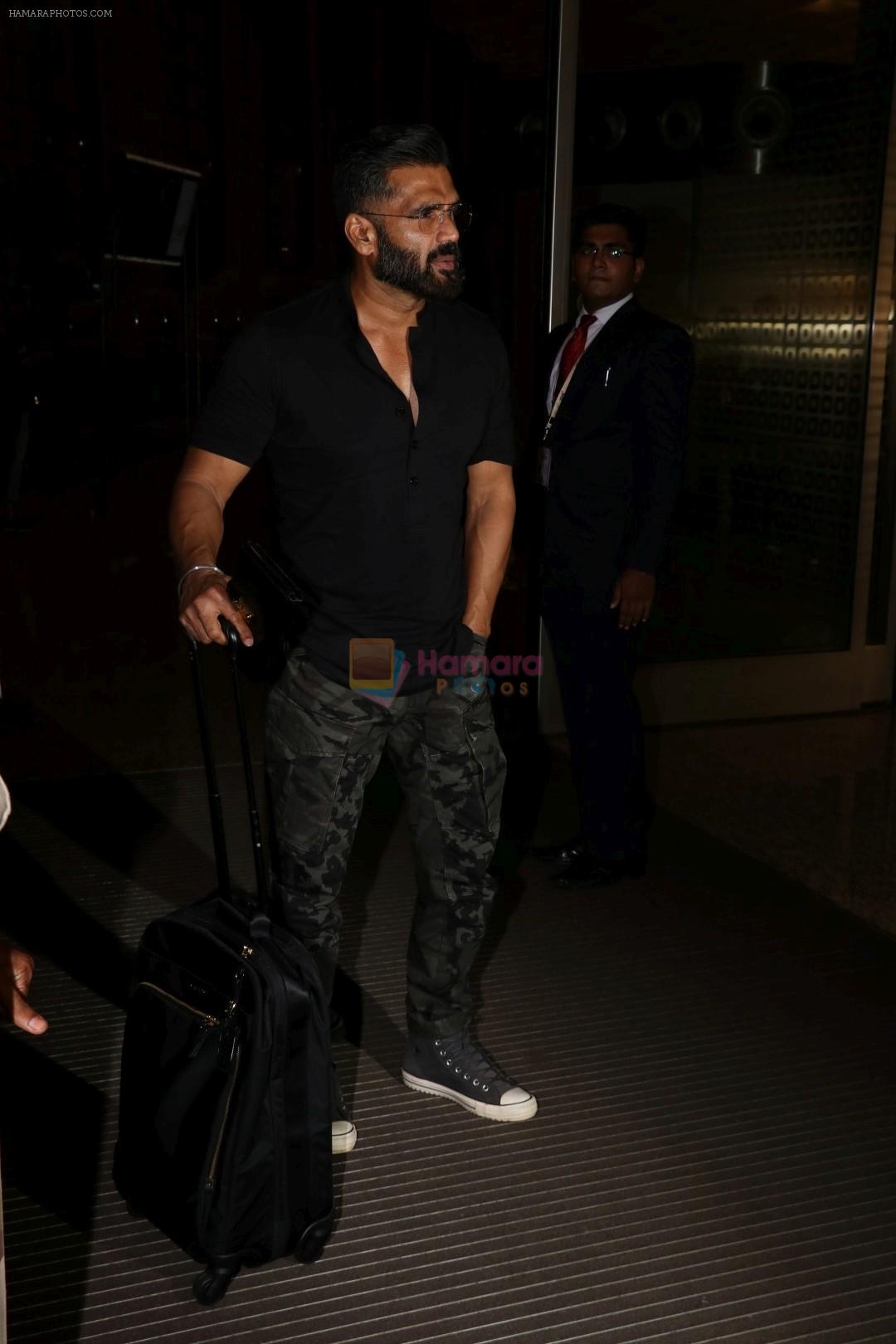 Suniel Shetty snapped in Mumbai airport leaving For IIFA which will held in New York on 11th July 2017