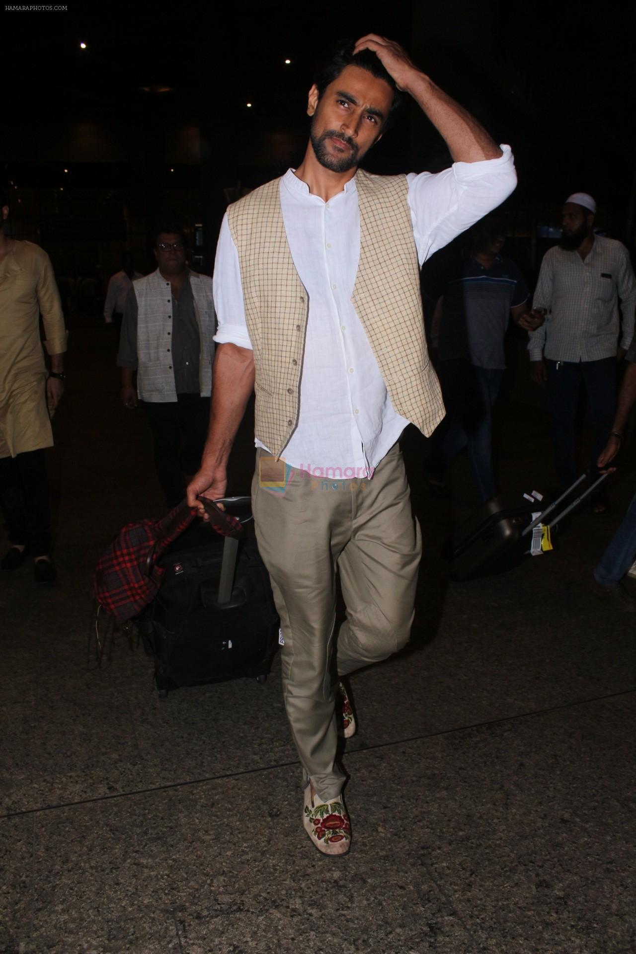 Kunal Kapoor Spotted At Airport Returns From IIFA on 17th July 2017