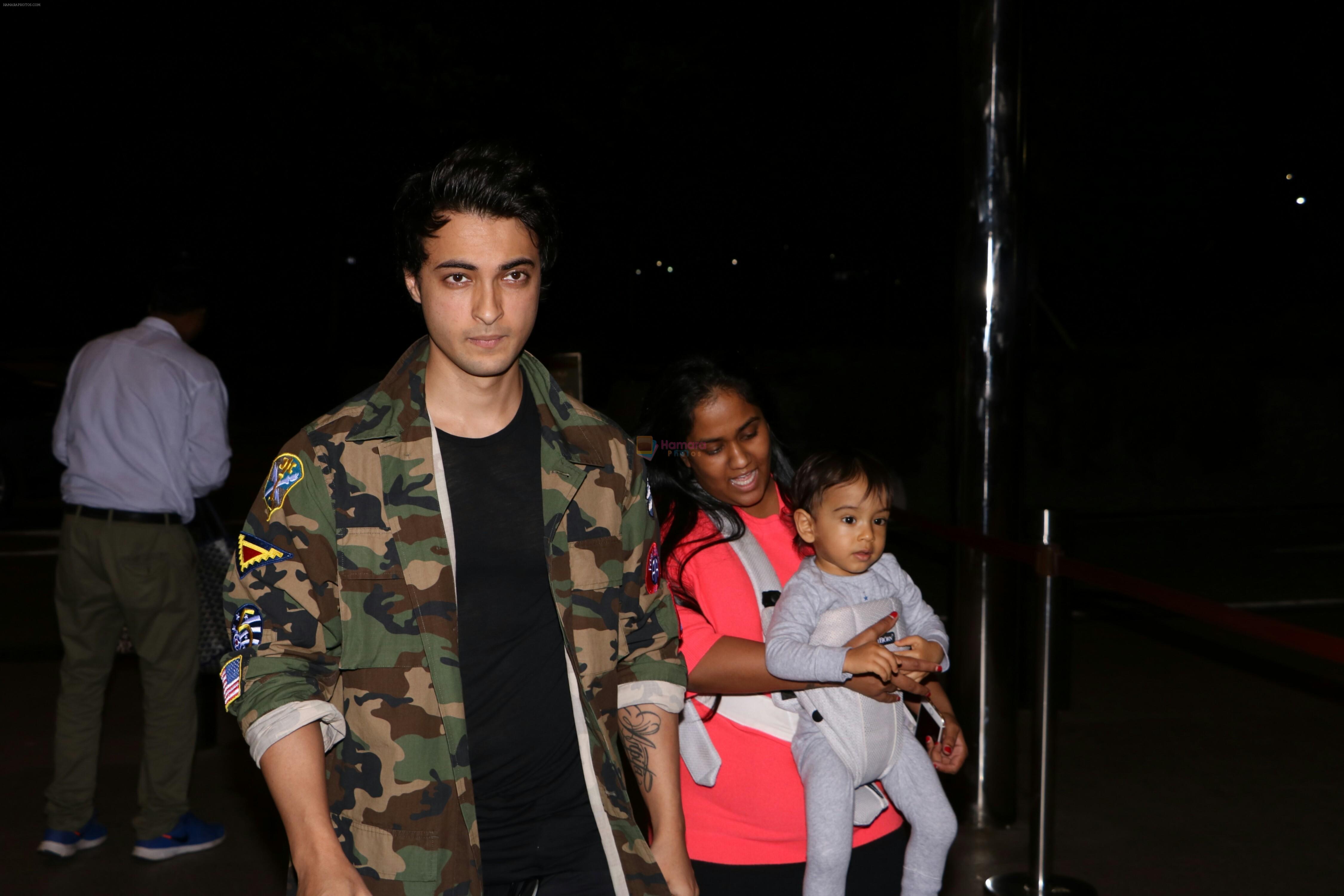 Arpita Khan With Her Husband Ayush Sharma and Son At International Airport on 30th July 2017