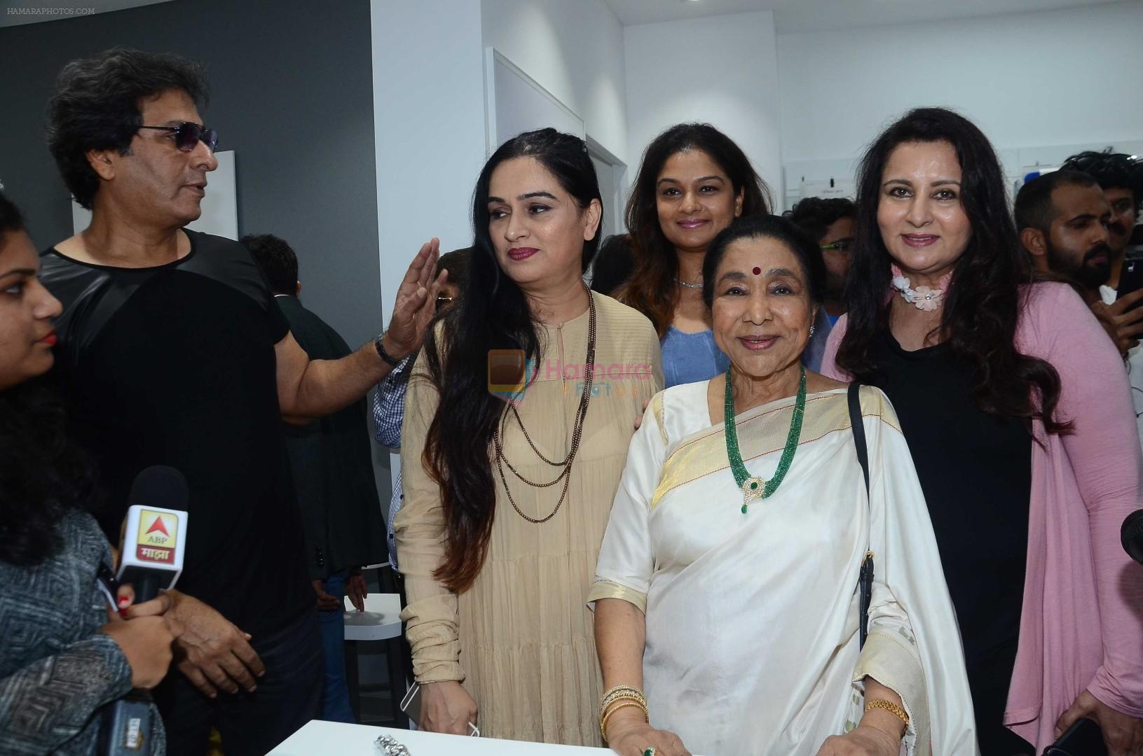 Padmini Kolhapure, Asha Bhosle, Poonam Dhillon at the Launch OF Zanai Bhosle's iAzure, Apple Store on 30th July 2017