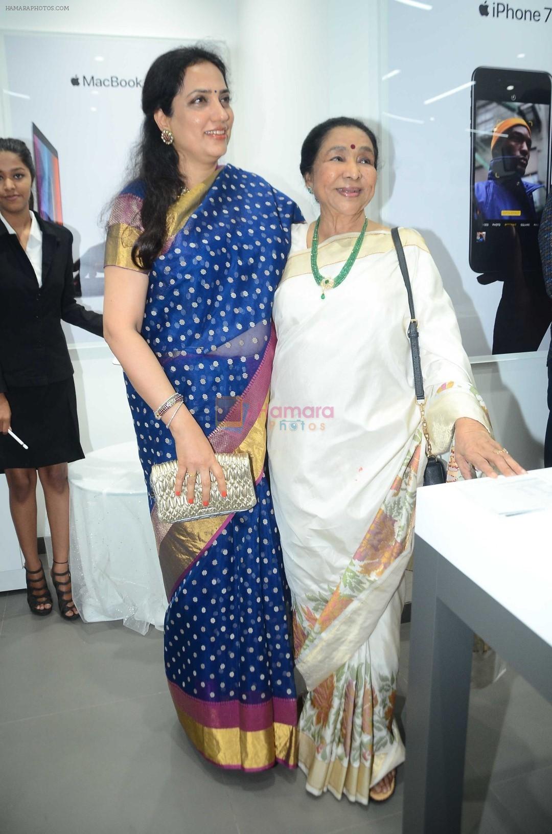 Rashmi Thackeray, Asha Bhosle at the Launch OF Zanai Bhosle's iAzure, Apple Store on 30th July 2017