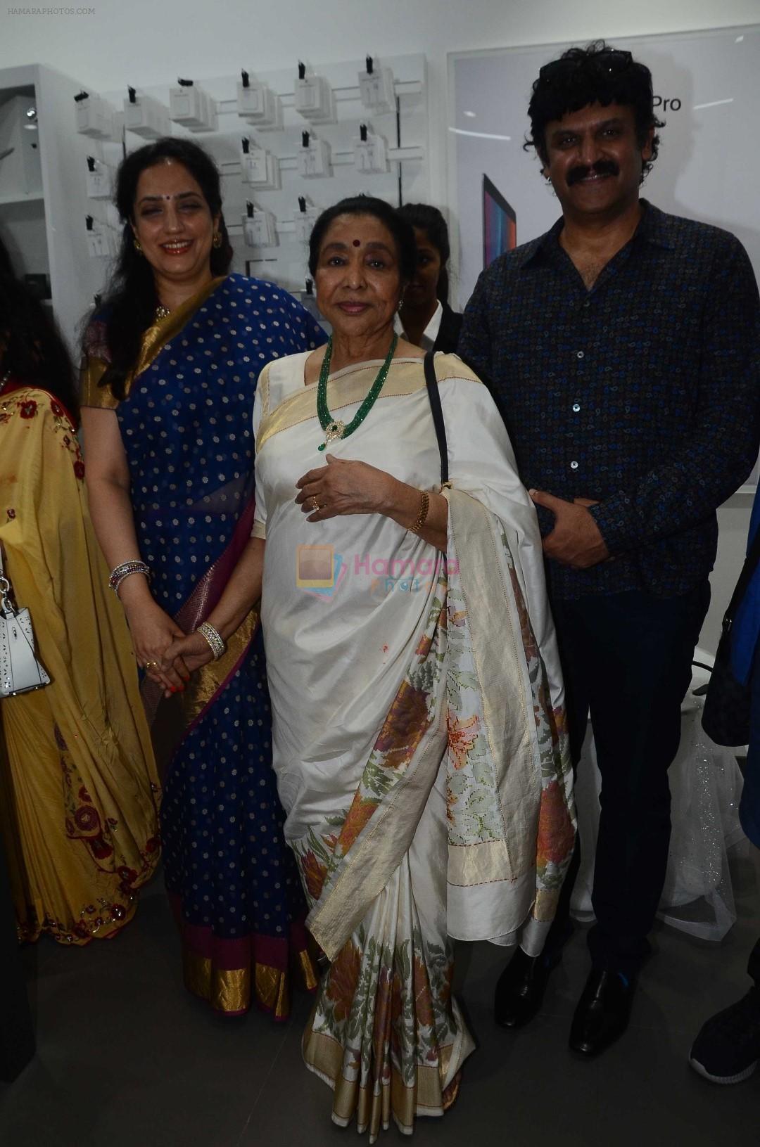 Rashmi Thackeray, Asha Bhosle, Shankar Mahadevan at the Launch OF Zanai Bhosle's iAzure, Apple Store on 30th July 2017
