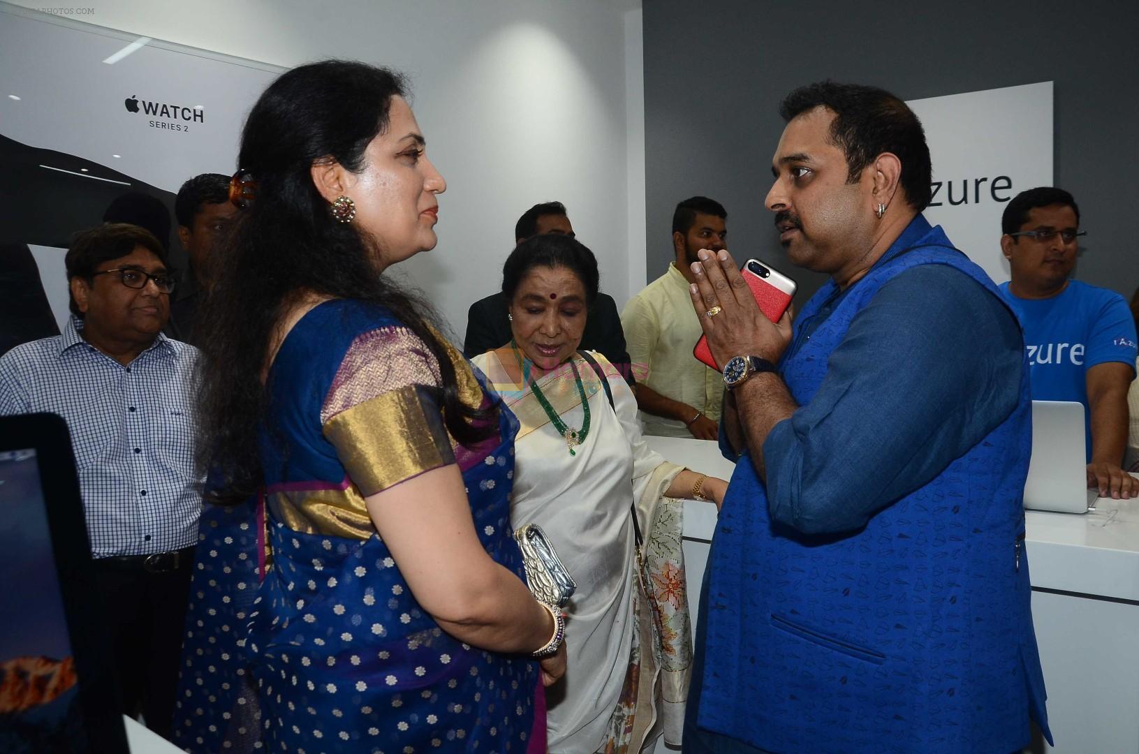 Rashmi Thackeray, Asha Bhosle, Shankar Mahadevan at the Launch OF Zanai Bhosle's iAzure, Apple Store on 30th July 2017