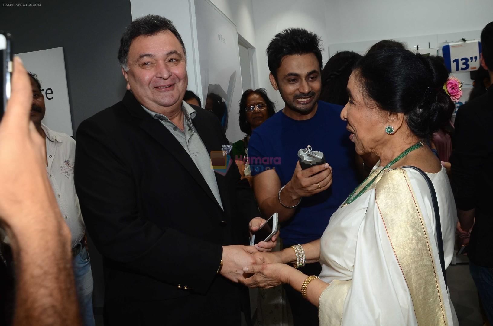 Rishi Kapoor, Asha Bhosle at the Launch OF Zanai Bhosle's iAzure, Apple Store on 30th July 2017