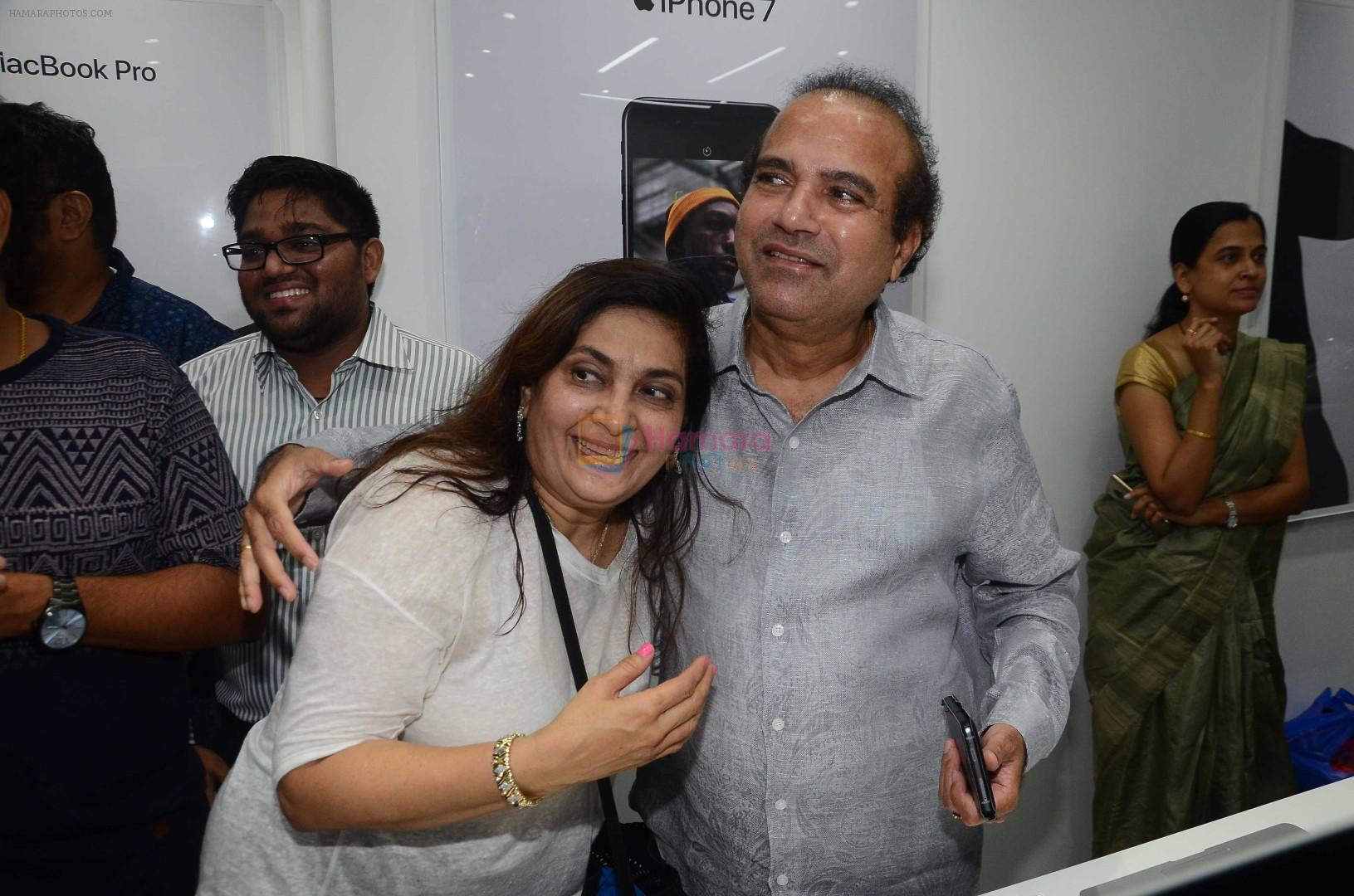 Suresh Wadkar at the Launch OF Zanai Bhosle's iAzure, Apple Store on 30th July 2017