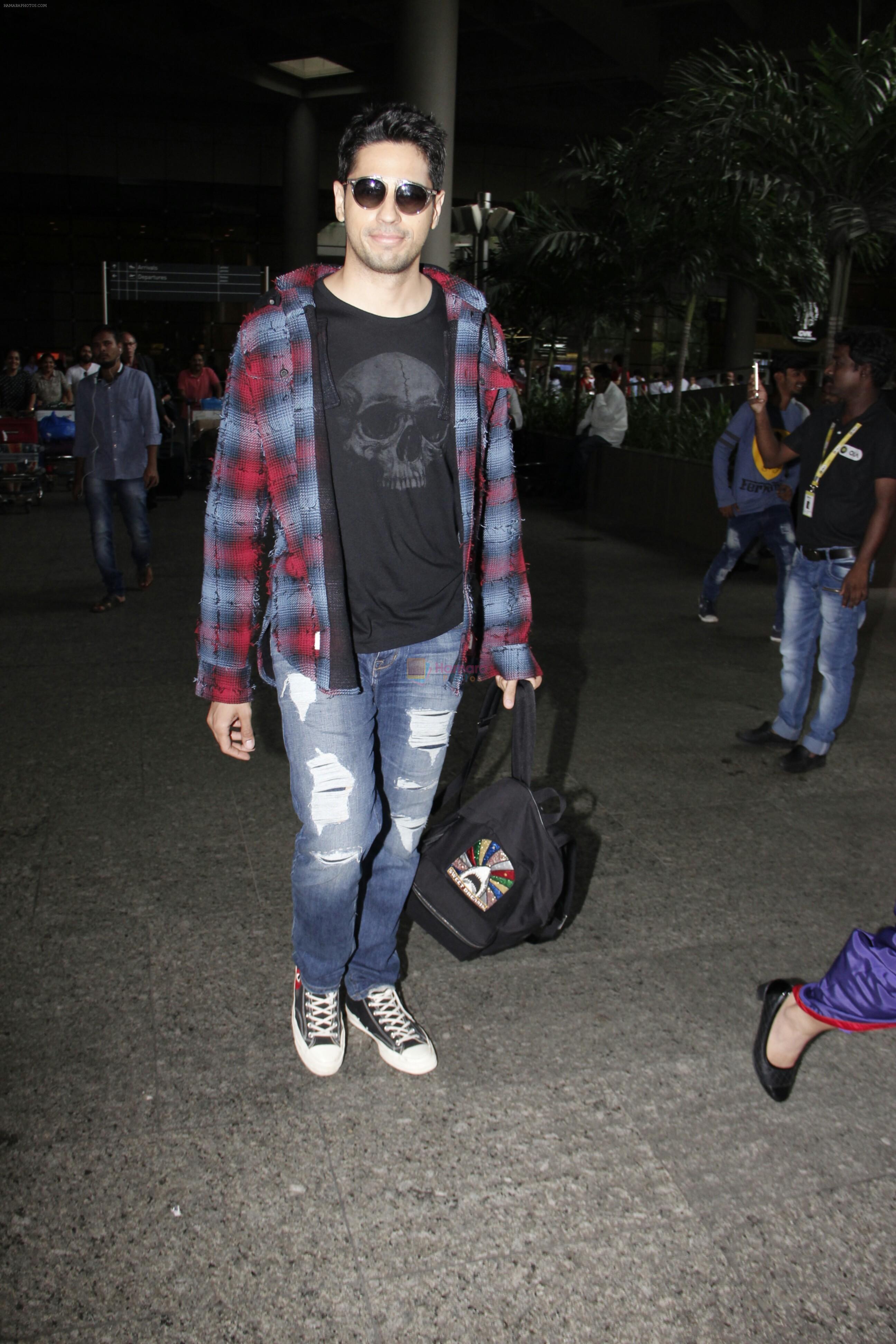 Sidharth Malhotra Spotted At Airport on 31st July 2017