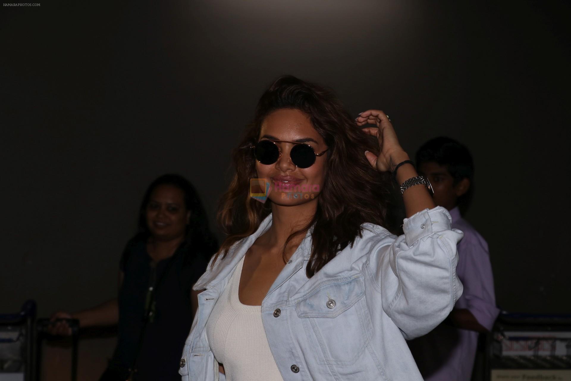 Esha Gupta Spotted At Airport on 2nd Aug 2017