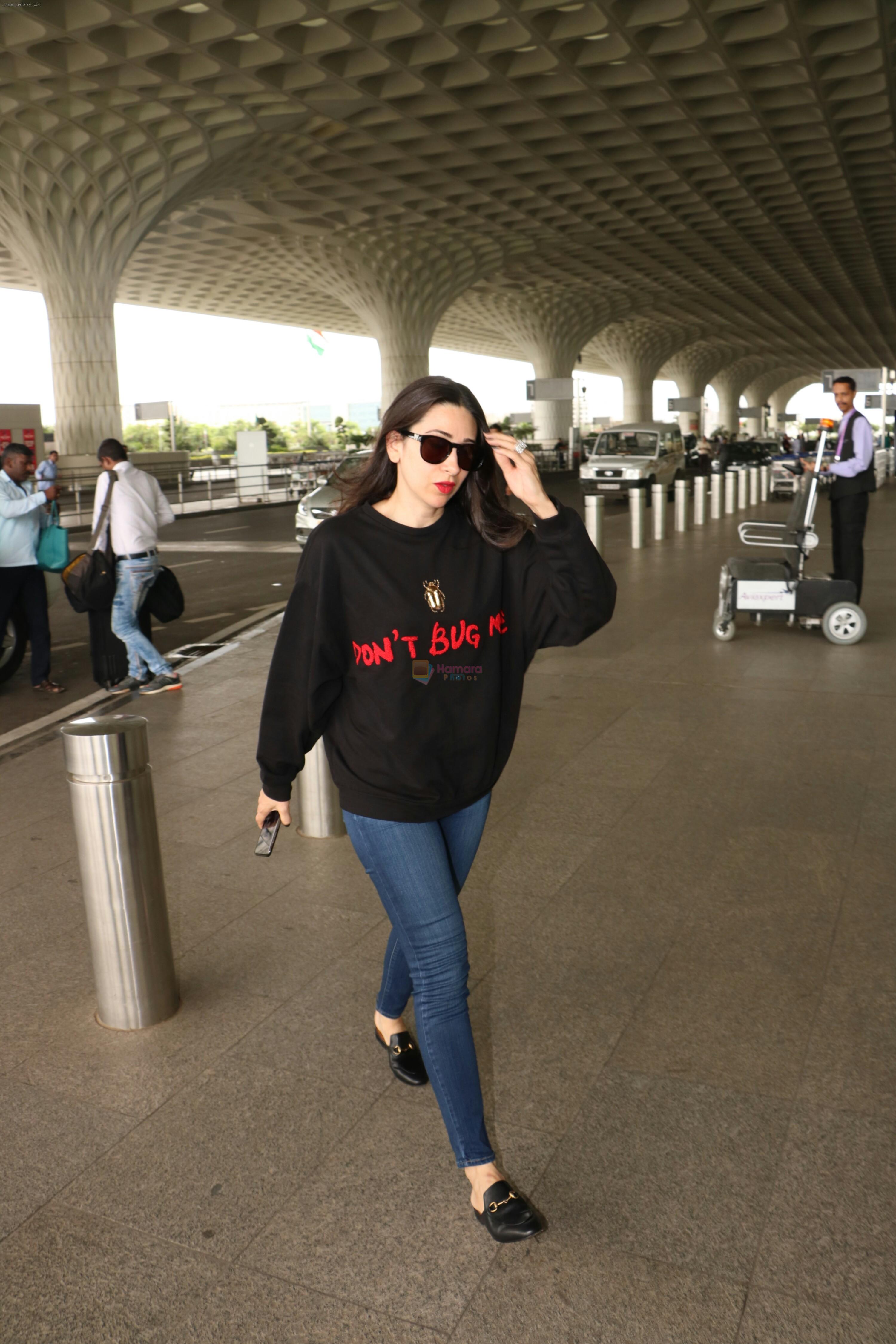 Karisma Kapoor Spotted At Airport on 5th Aug 2017