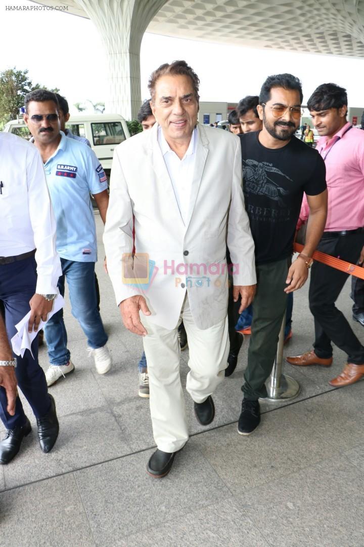 Dharmendra Spotted At Airport on 9th Aug 2017