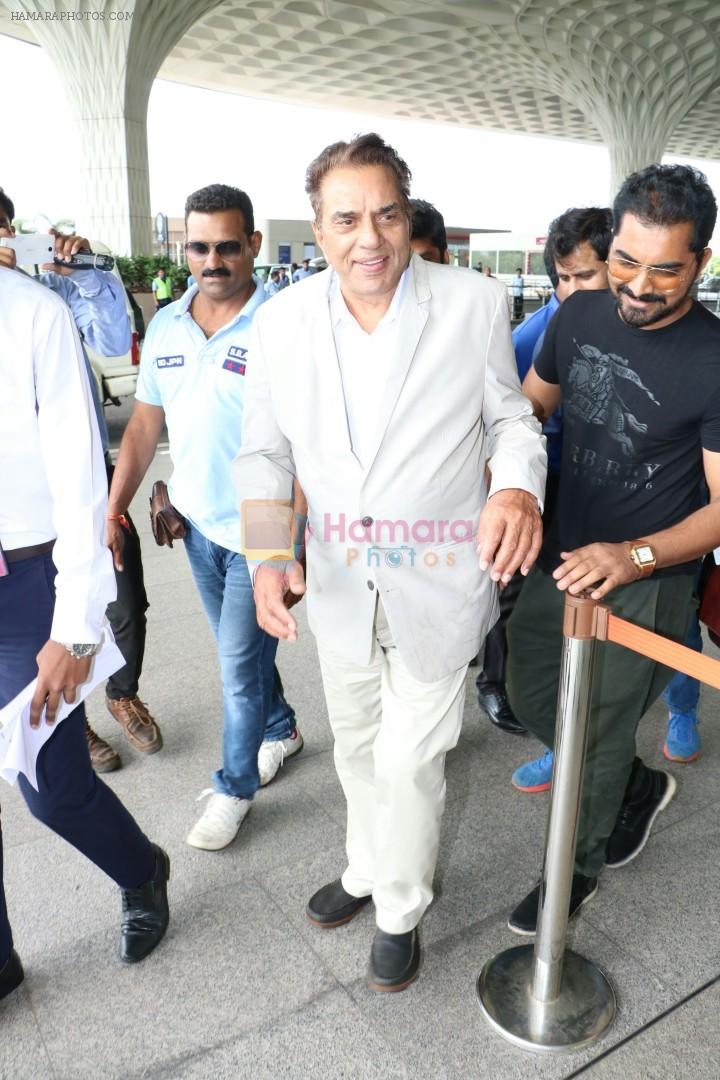 Dharmendra Spotted At Airport on 9th Aug 2017