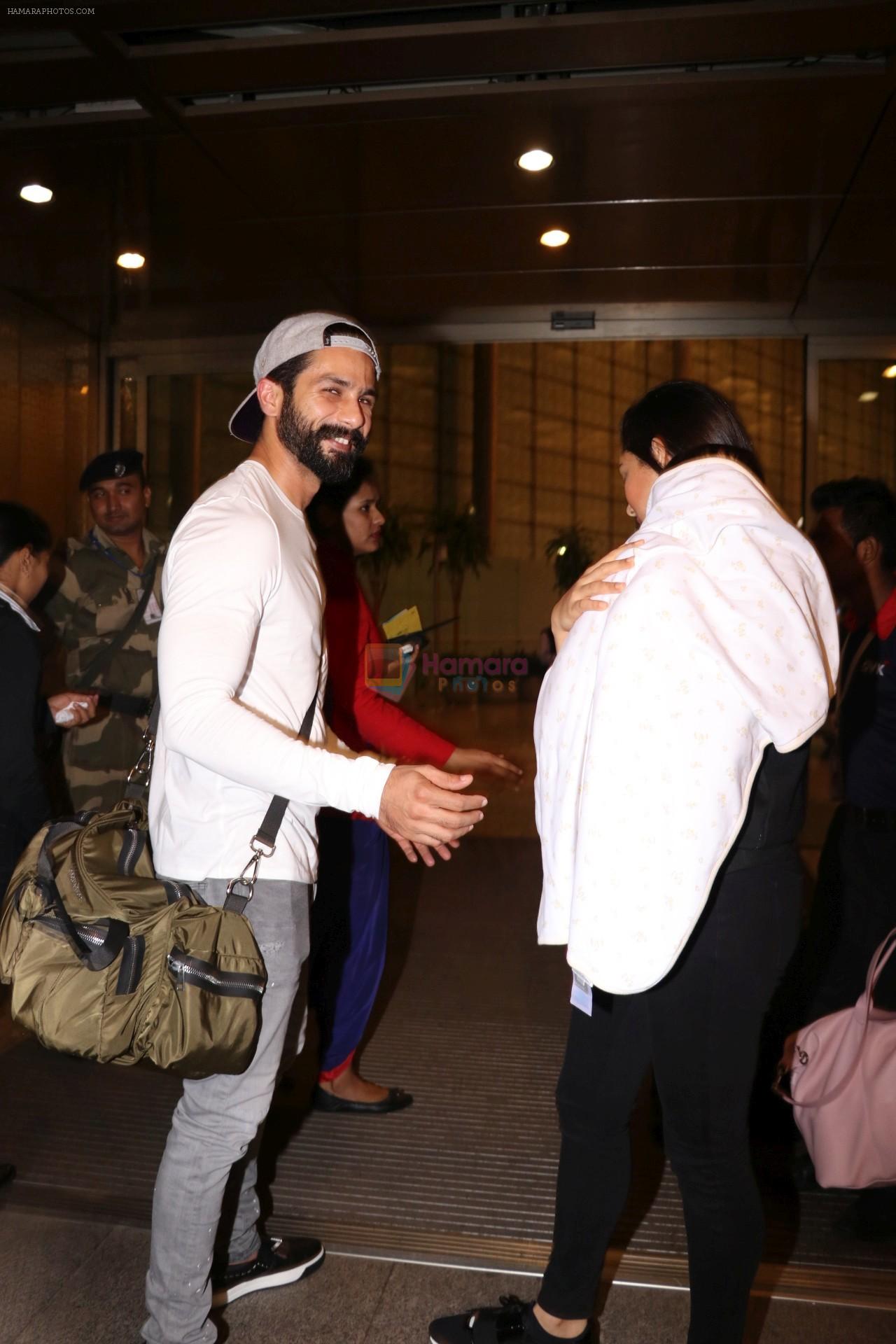 Shahid Kapoor, Mira Rajput Spotted At Airport on 10th Aug 2017