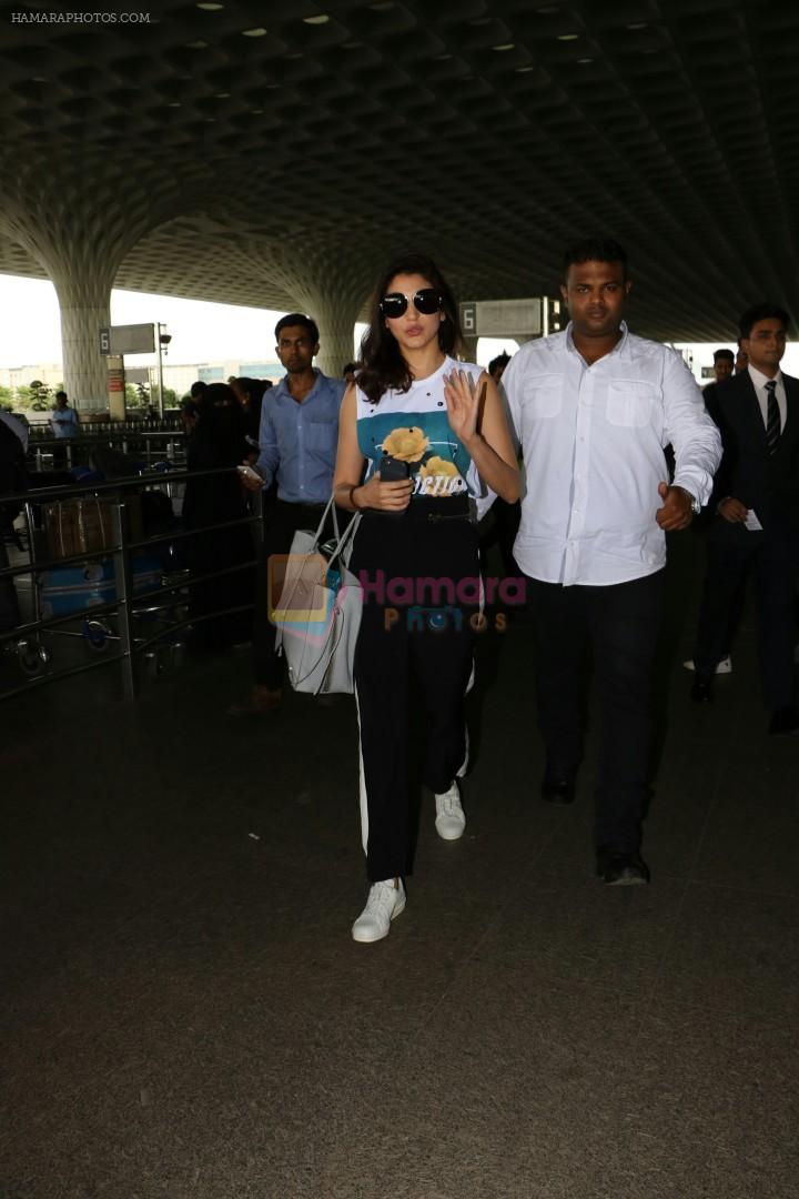 Anushka Sharma Spotted At Airport on 9th Aug 2017