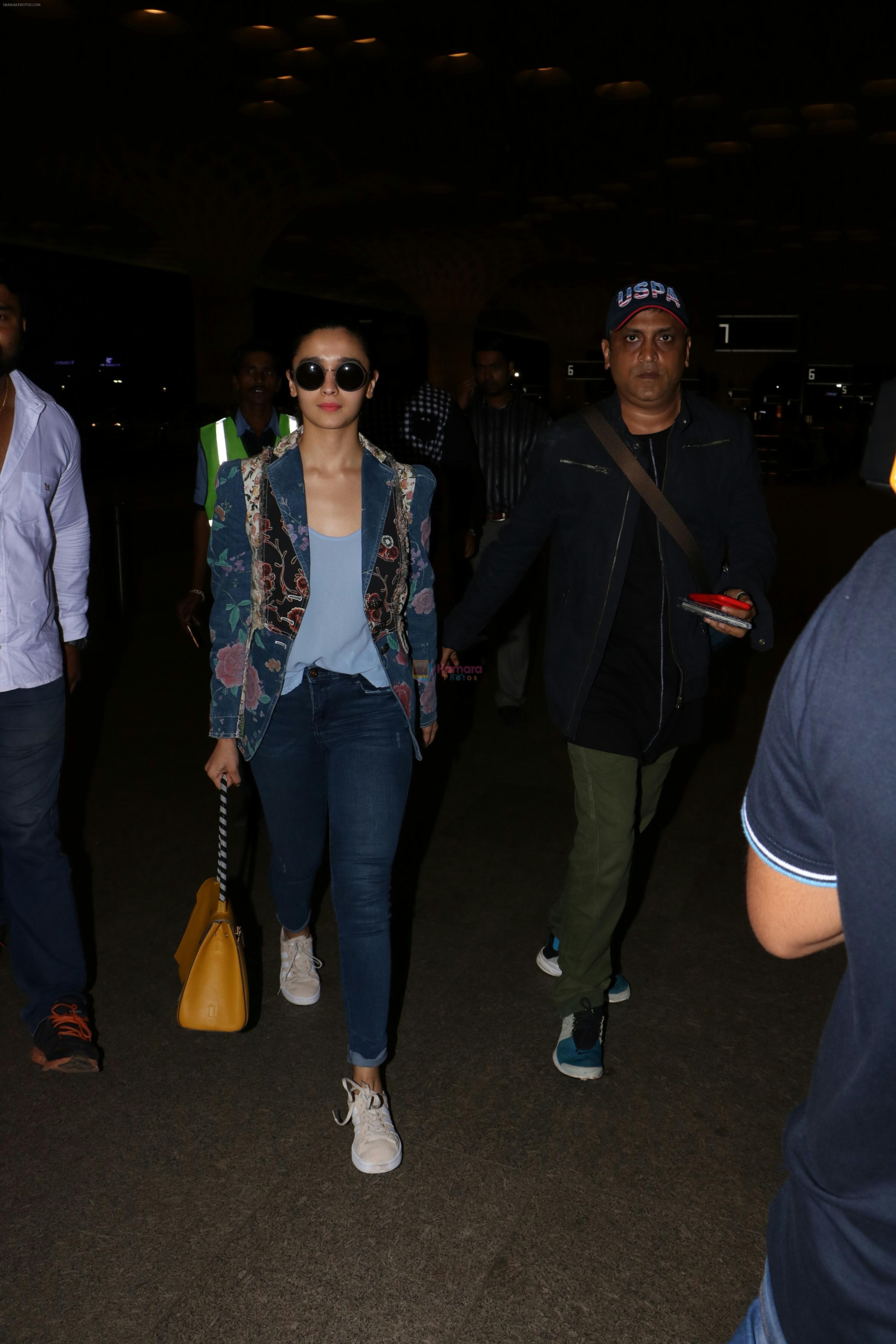 Alia Bhatt Spotted At Airport on 12th Aug 2017