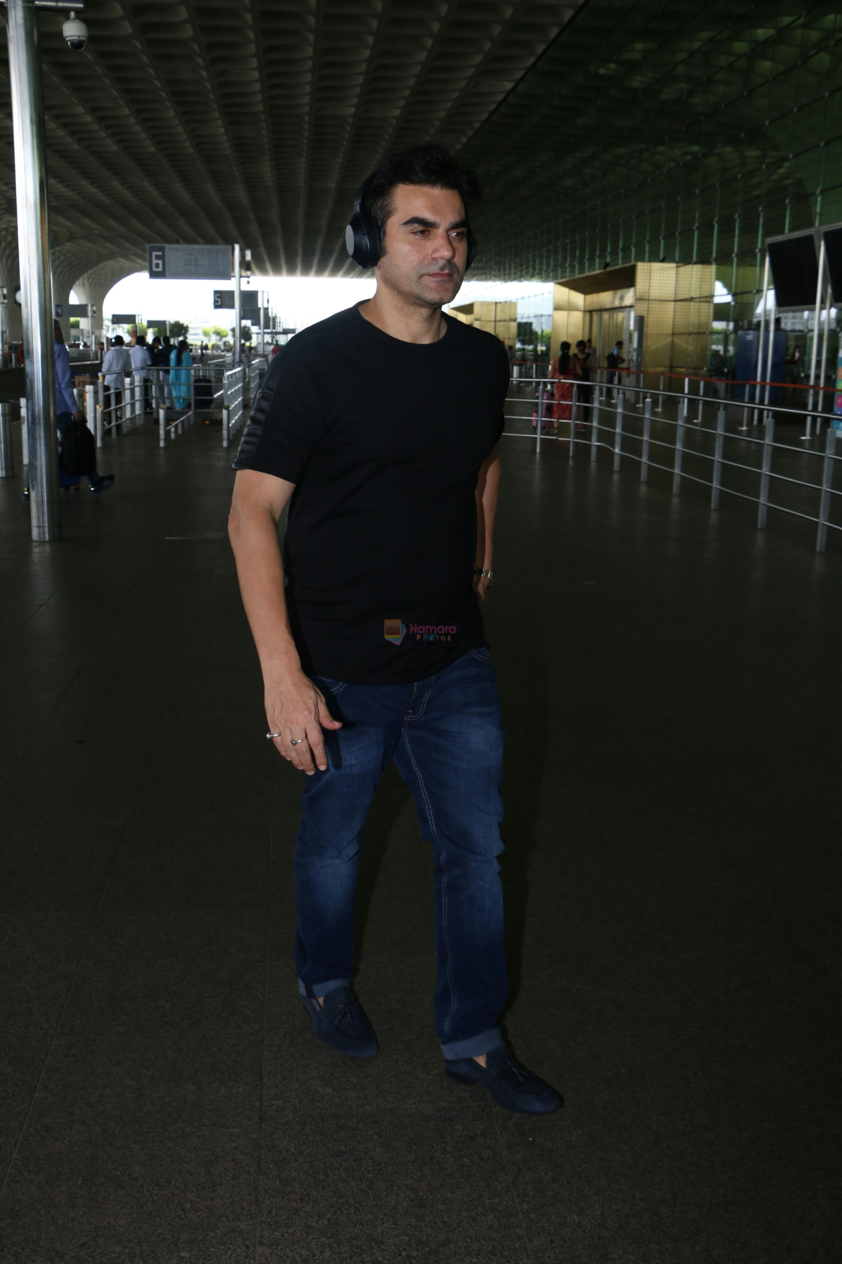 Arbaaz Khan Spotted At Airport on 12th Aug 2017