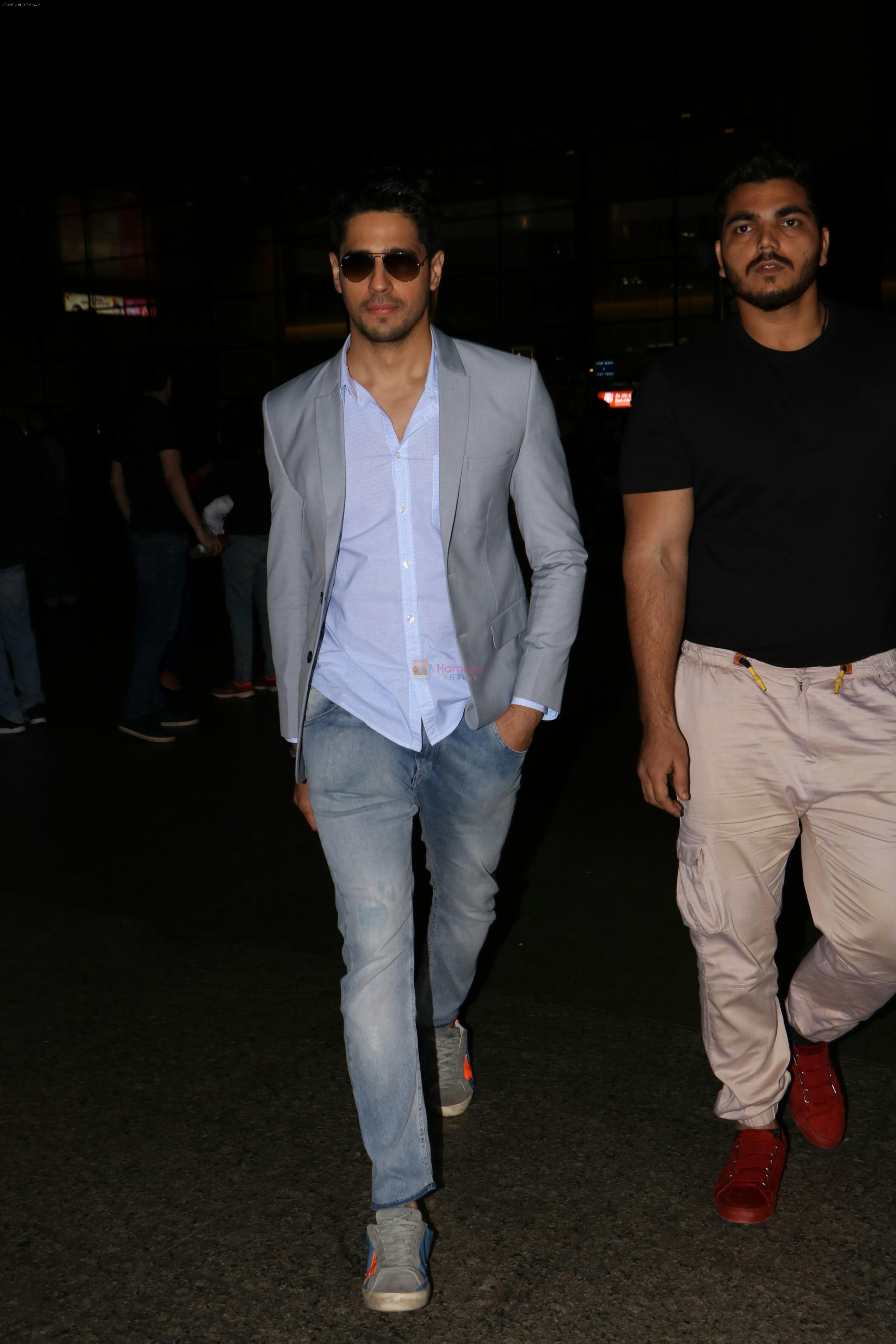 Sidharth Malhotra Spotted At Airport on 11th Aug 2017