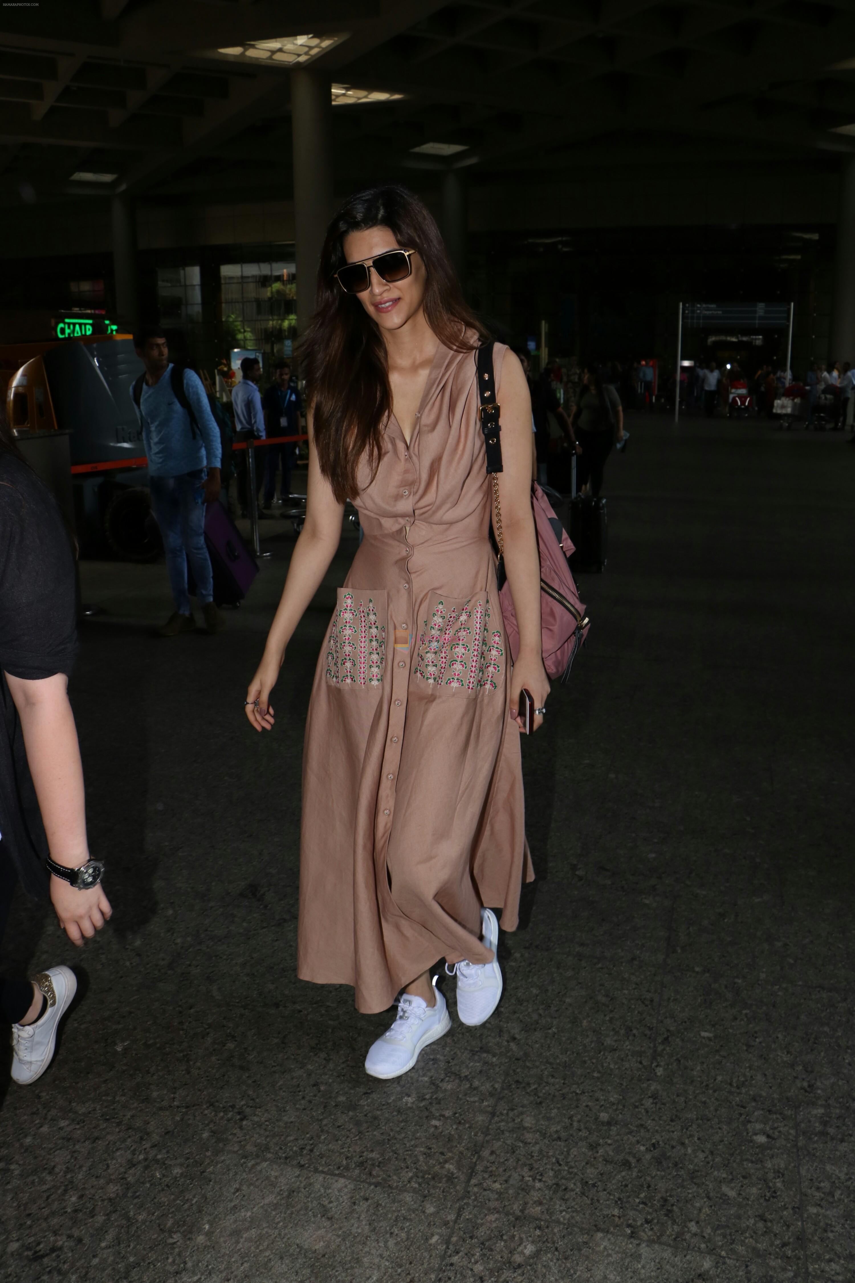 Kriti Sanon Spotted At Airport on 12th Aug 2017
