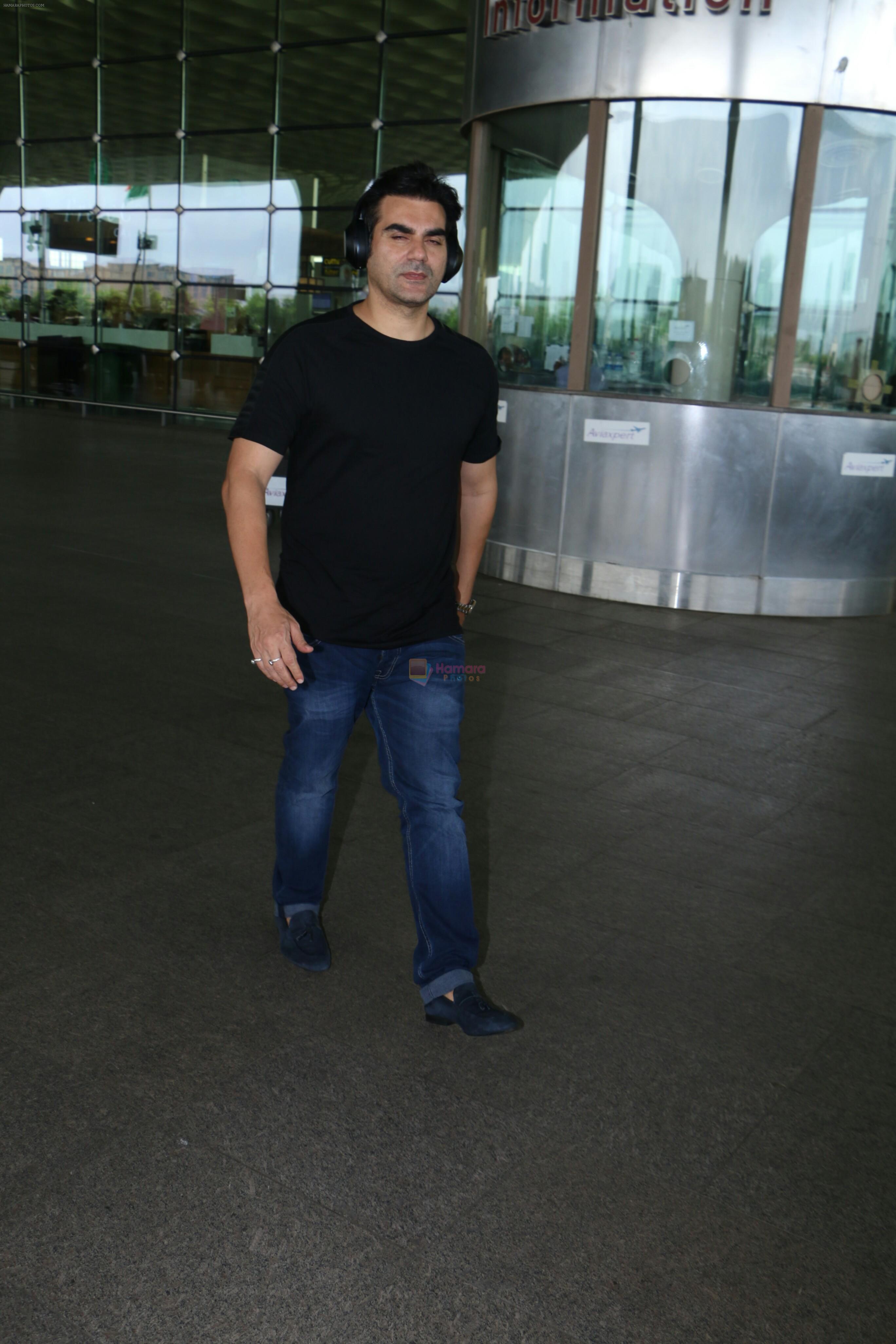 Arbaaz Khan Spotted At Airport on 12th Aug 2017