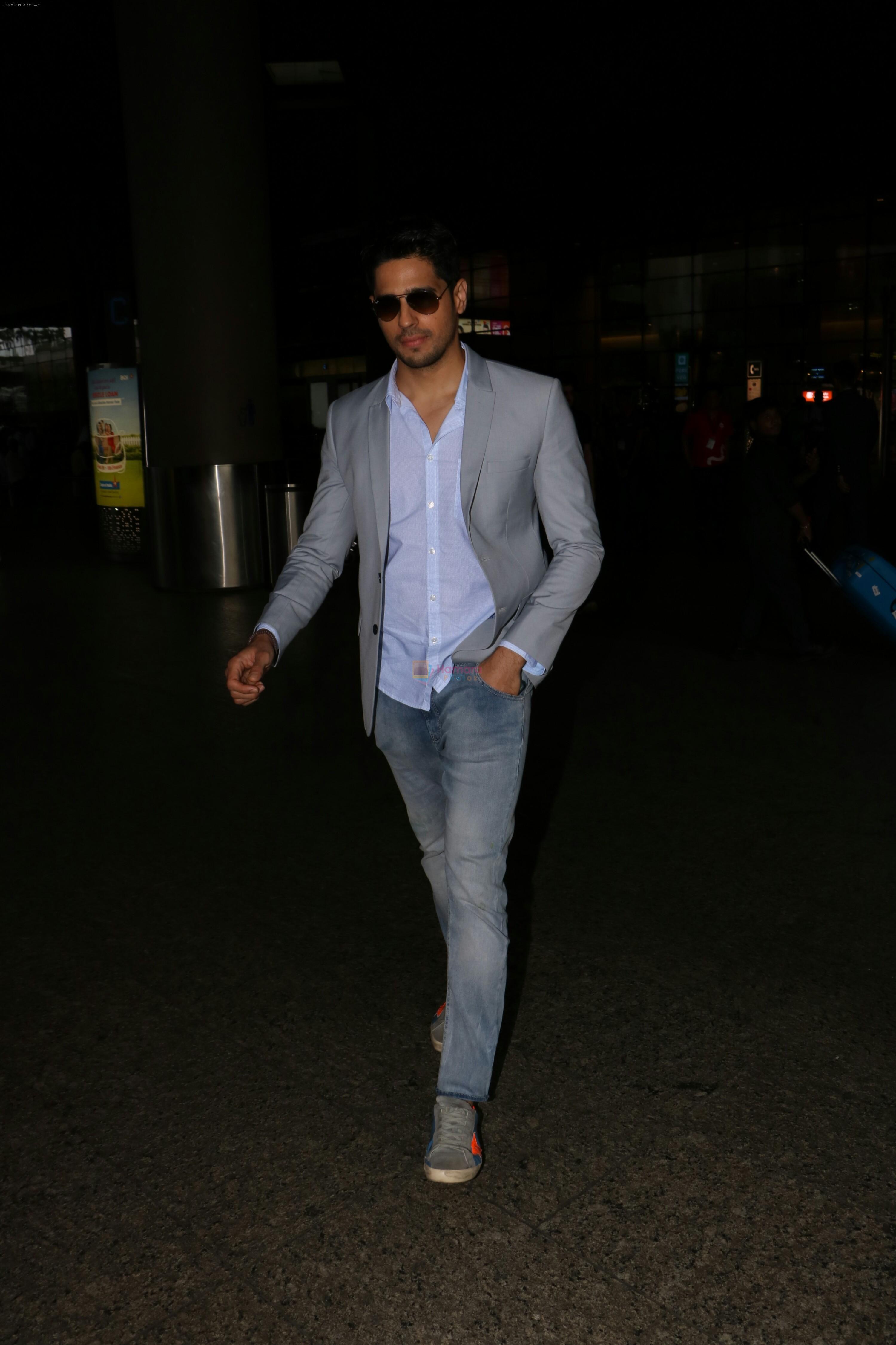 Sidharth Malhotra Spotted At Airport on 11th Aug 2017