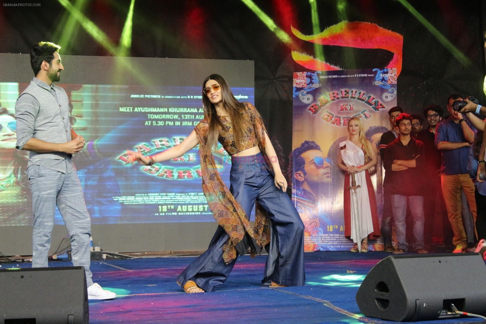Ayushmann Khurrana, Kriti Sanon Promotes Bareilly Ki Barfi At Umang Festival on 13th Aug 2017