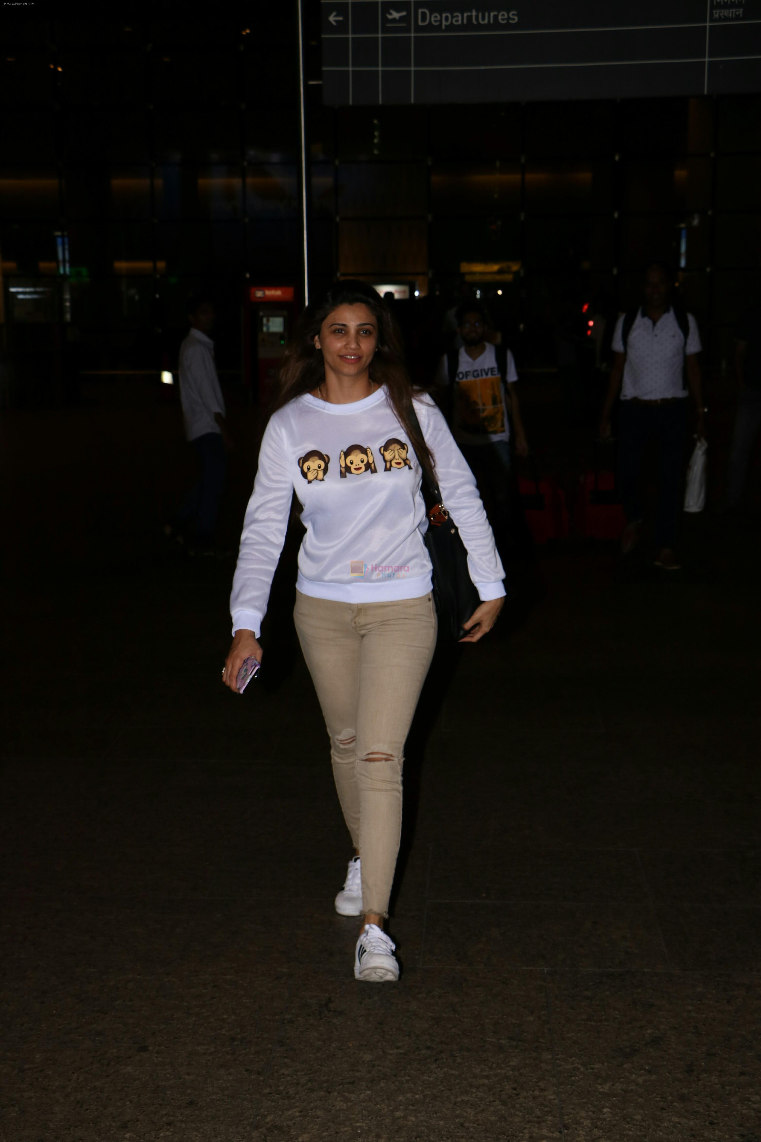Daisy Shah Spotted At Airport on 14th Aug 2017