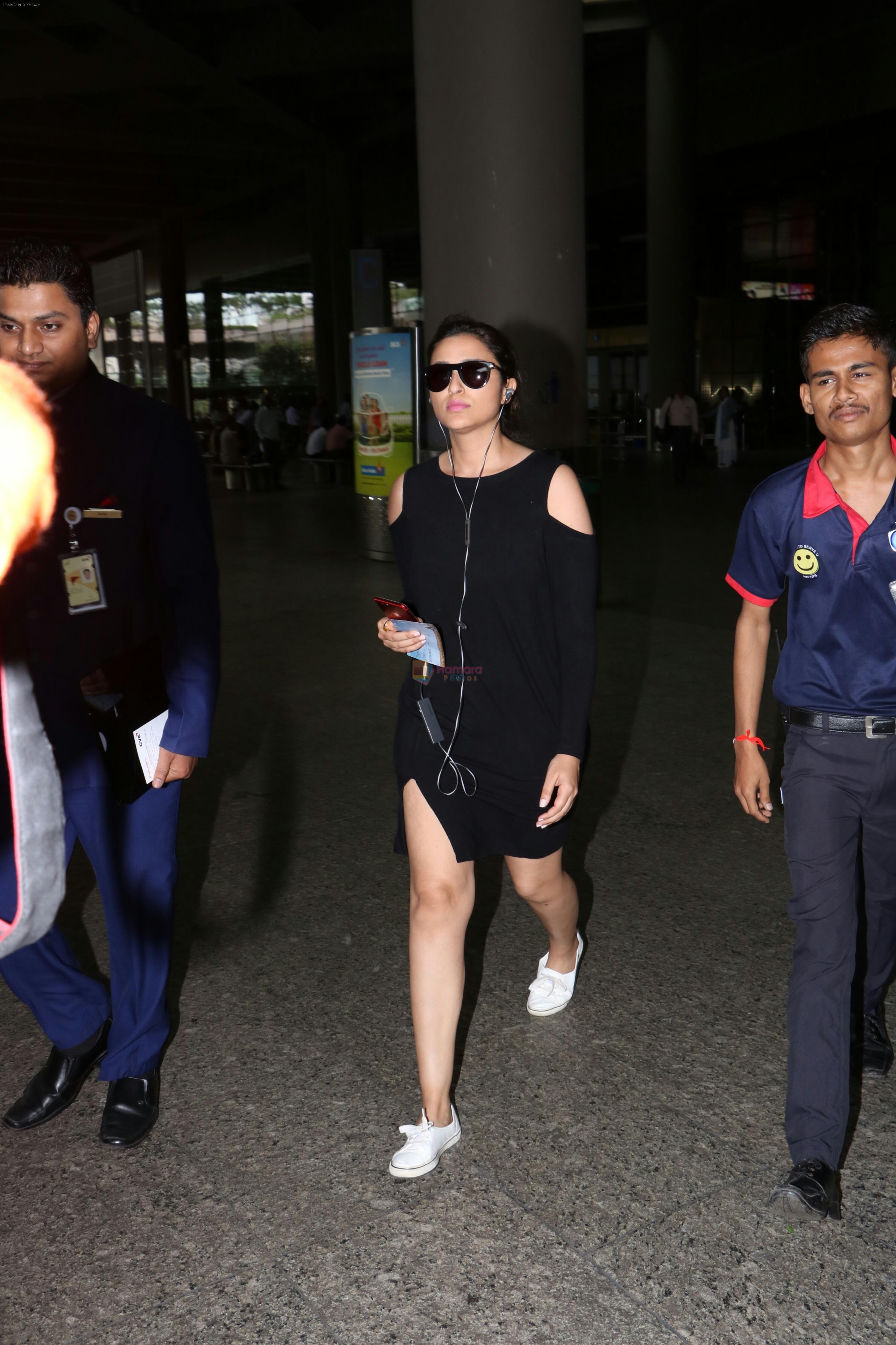 Parineeti Chopra Spotted At Airport on 17th Aug 2017