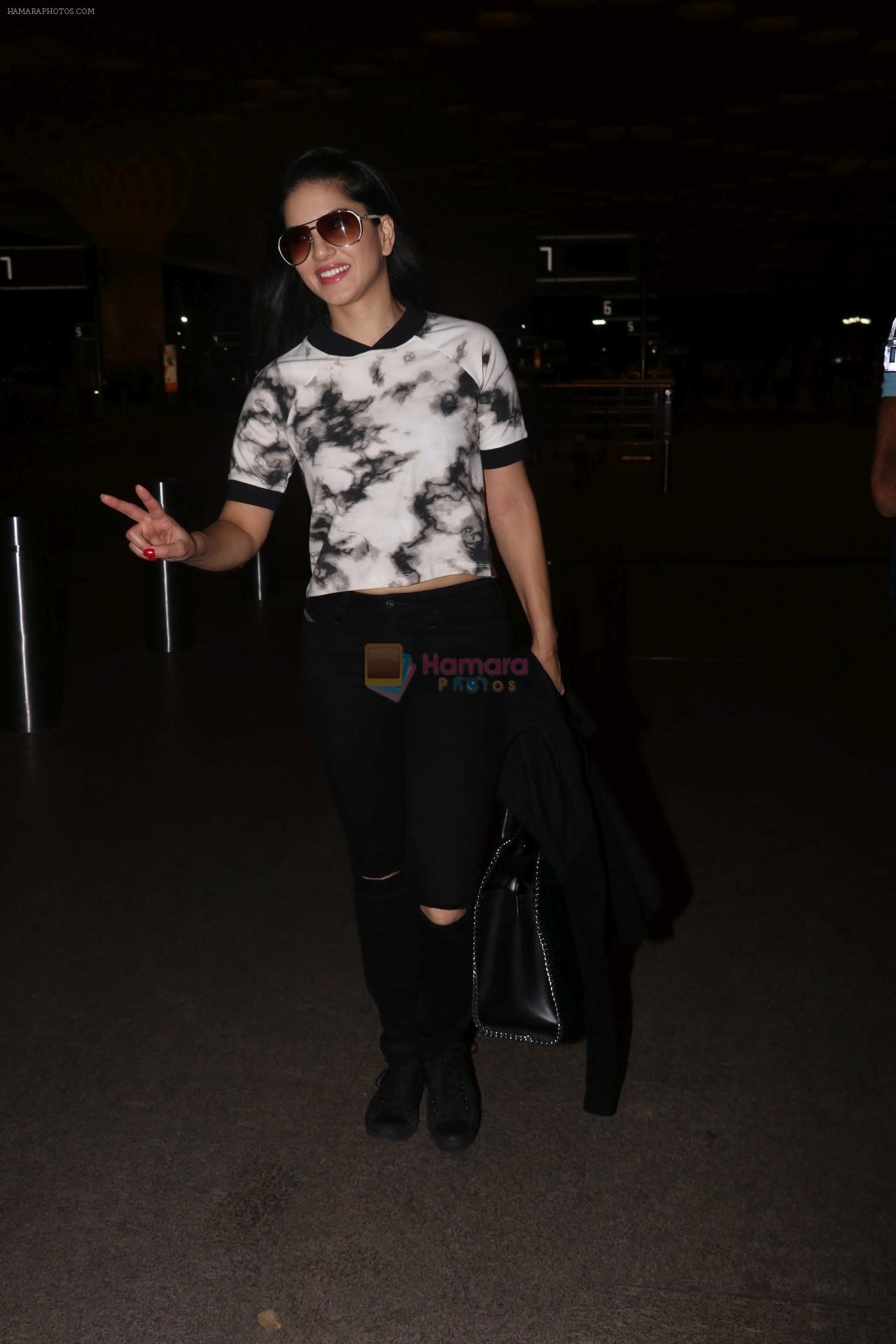 Sunny Leone Spotted At Airport on 16th Aug 2017