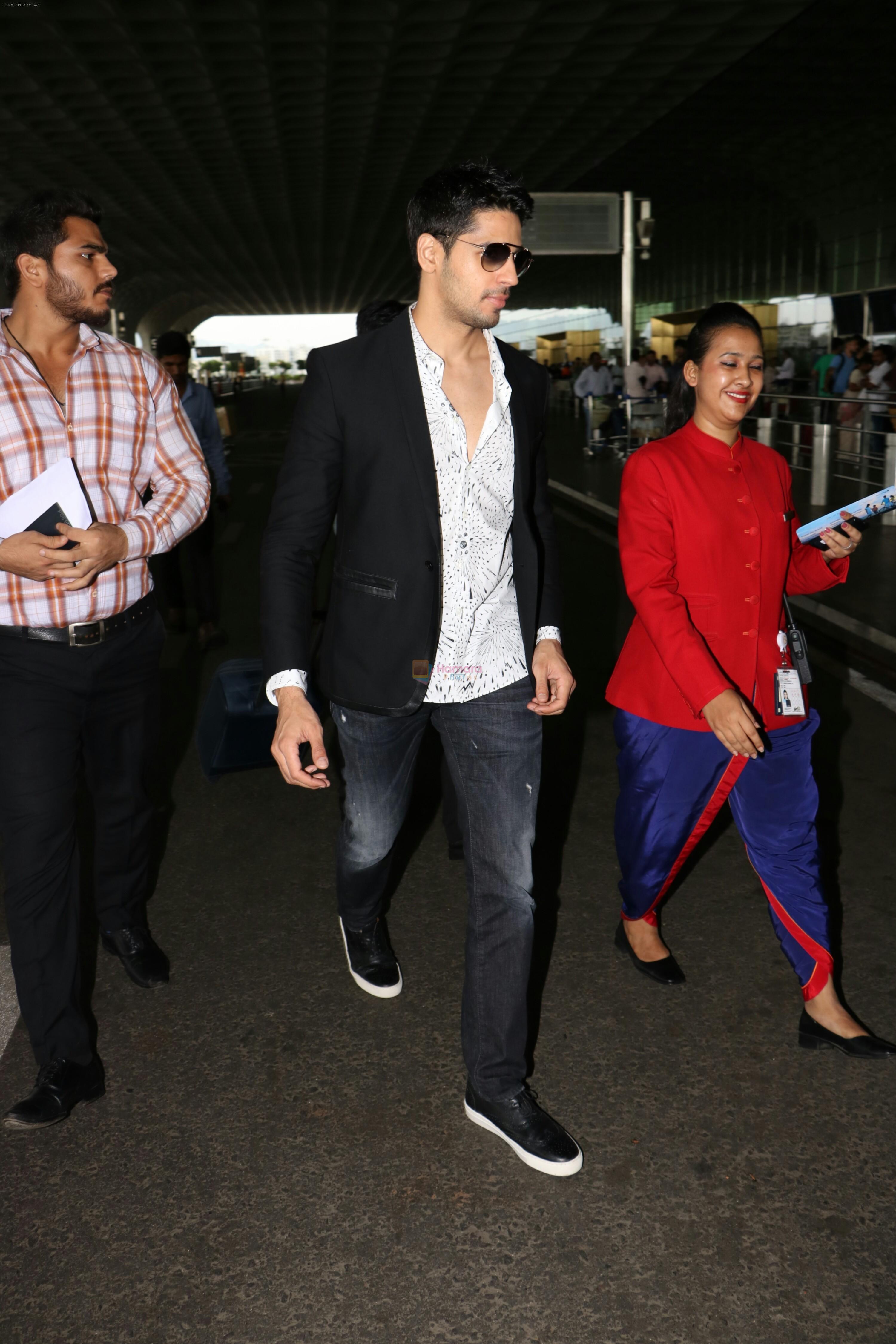 Sidharth Malhotra Spotted At Airport on 19th Aug 2017