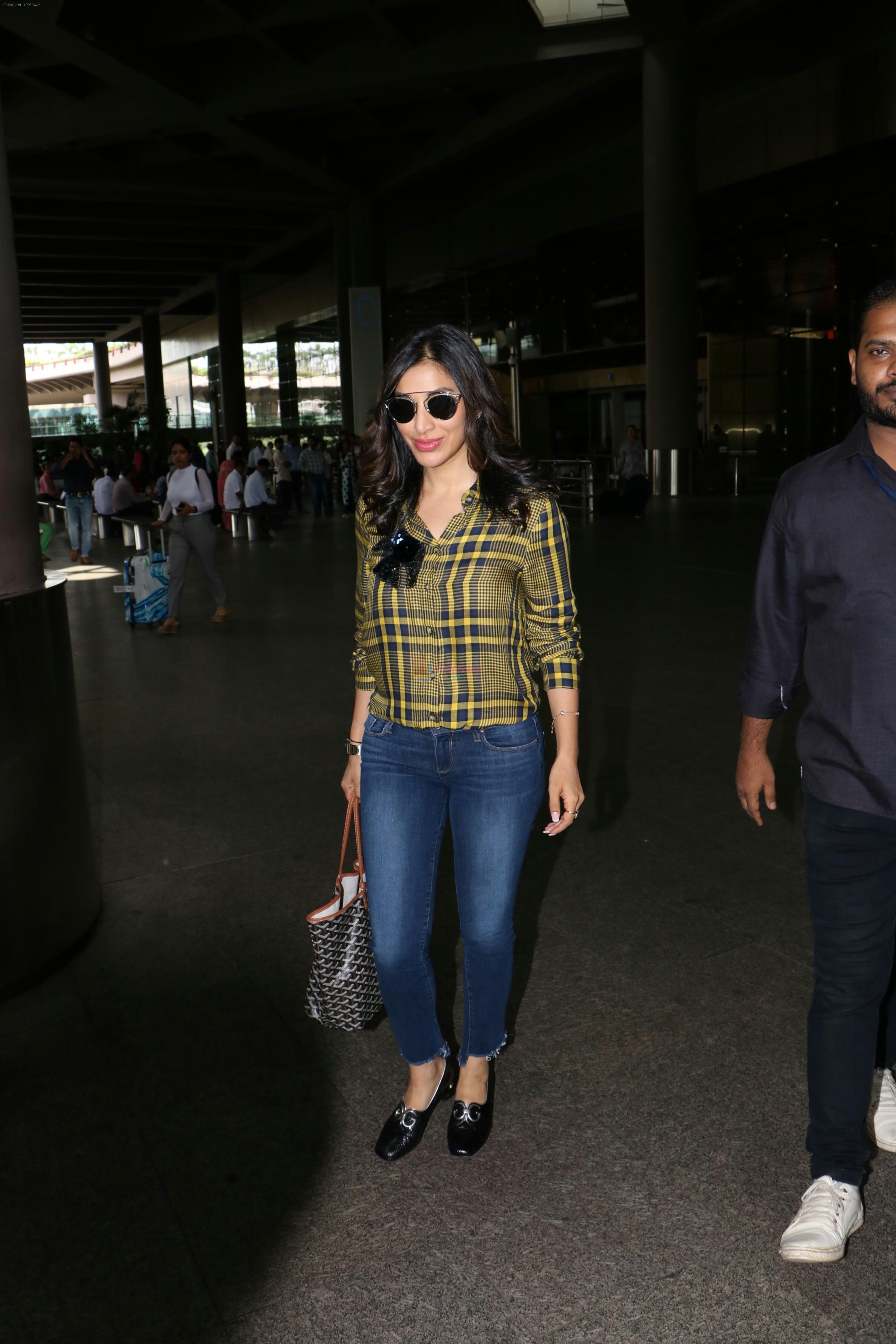 Sophie Choudry Spotted At Airport on 23rd Aug 2017