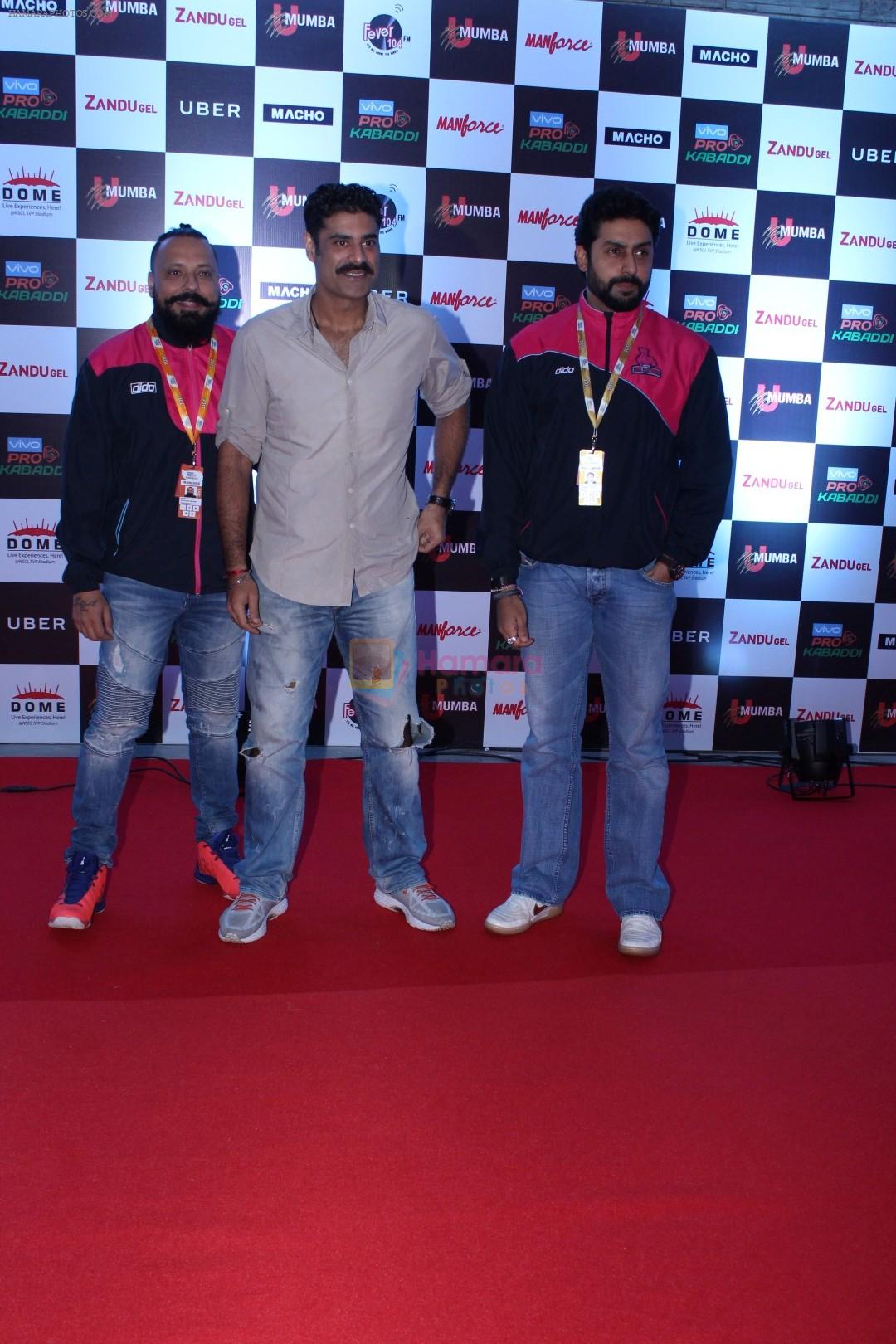 Bunty Walia, Sikandar Kher, Abhishek Bachchan at the Red Carpet Of Opening Day Of PRO KABADDI Match In Mumbai on 25th Aug 2017