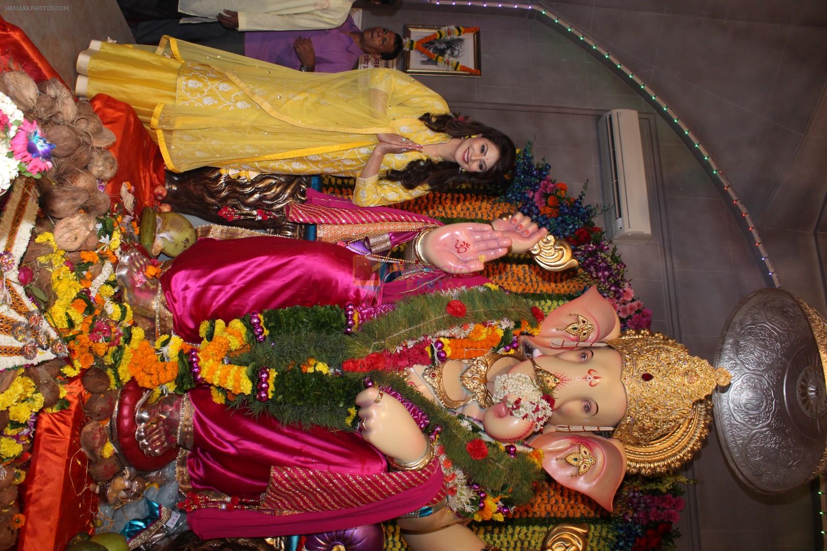 Urvashi Rautela Visit Andheri Cha Raja To Take Blessing Of Bappa on 28th Aug 2017
