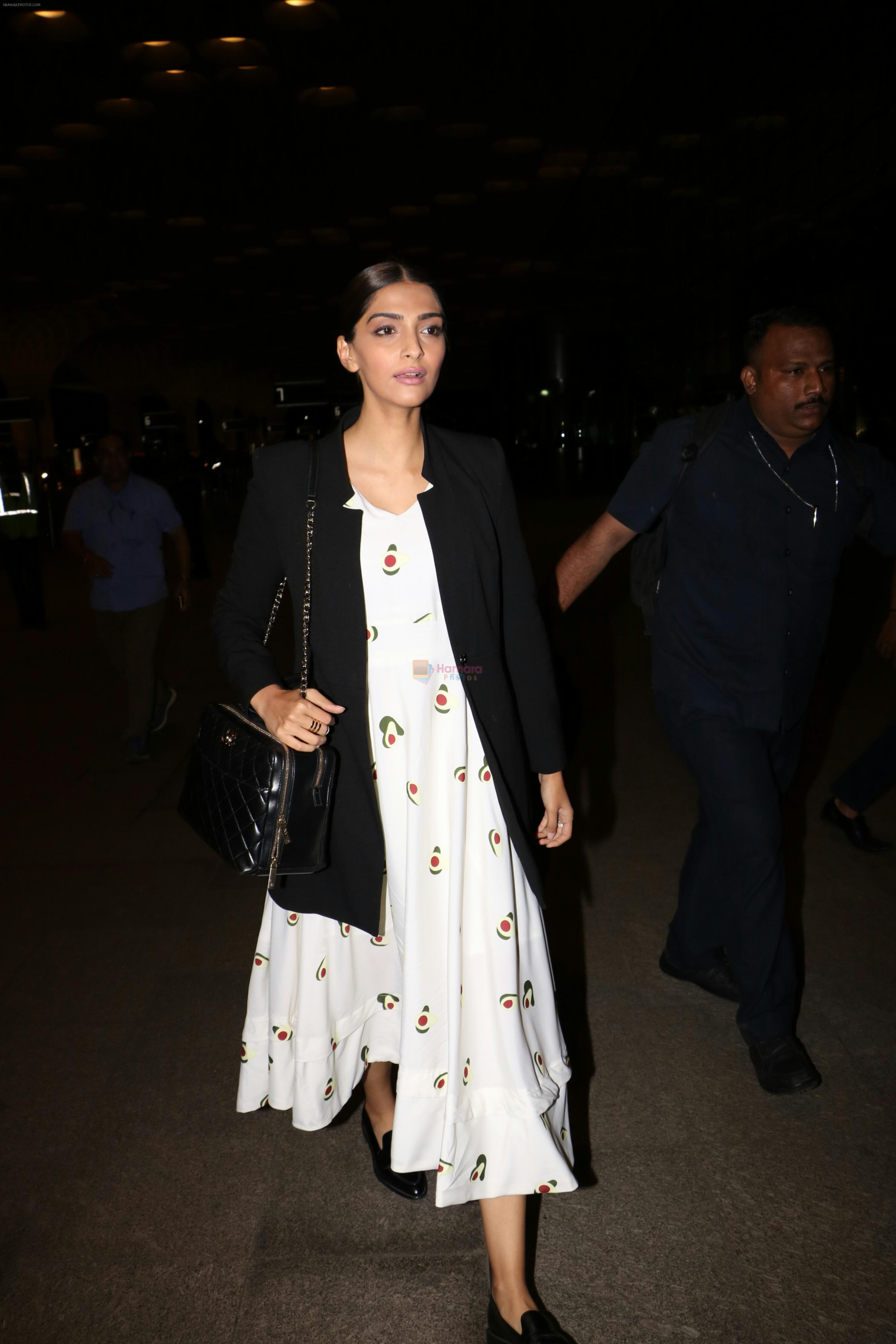 Sonam Kapoor Spotted At Airport on 31st Aug 2017
