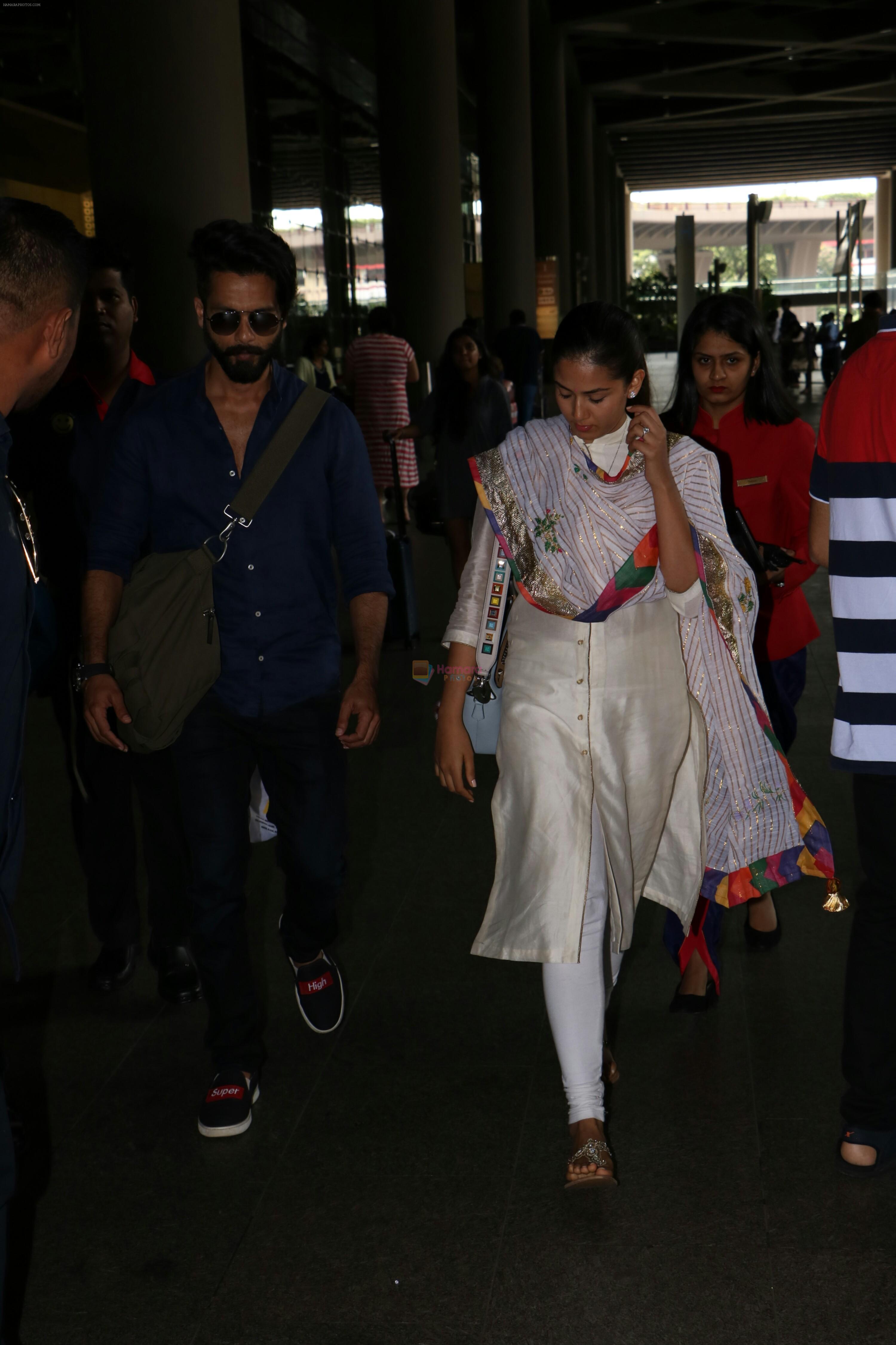 Shahid Kapoor with His Wife Mira Rajput Spotted At Airport on 2nd Sept 2017