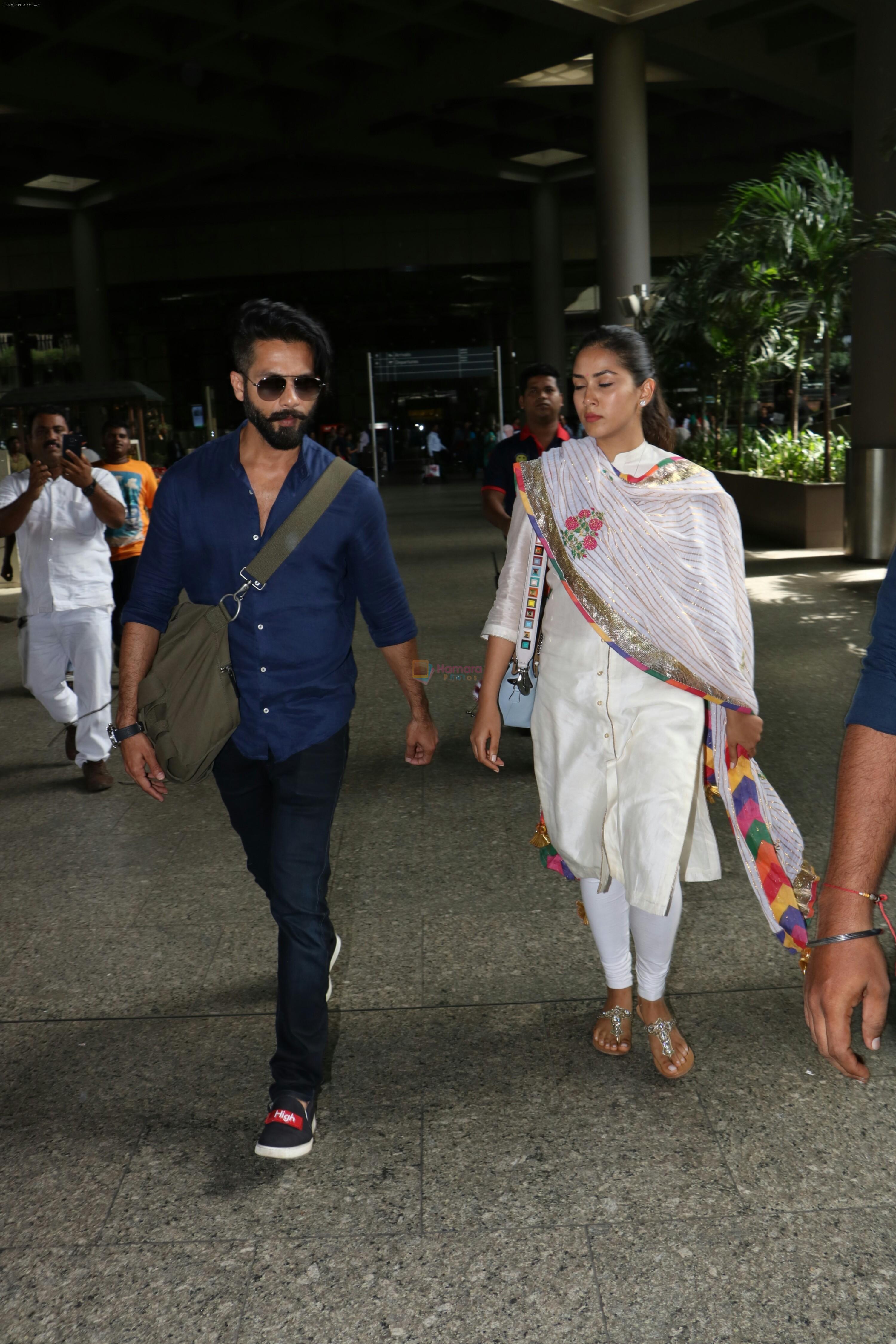 Shahid Kapoor with His Wife Mira Rajput Spotted At Airport on 2nd Sept 2017