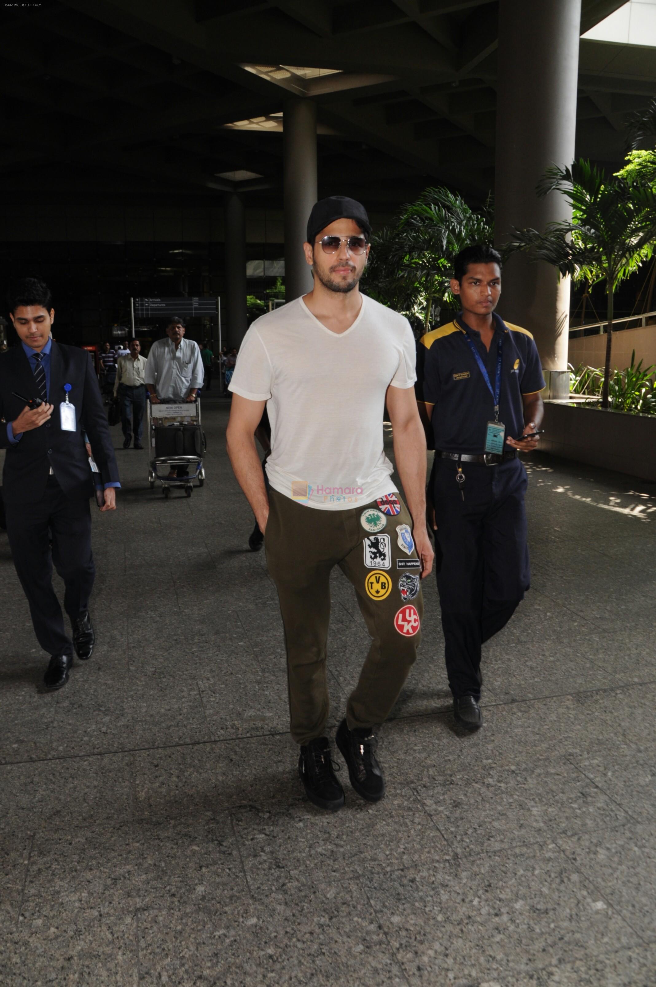 Sidharth Malhotra Spotted At Airport on 4th Sept 2017