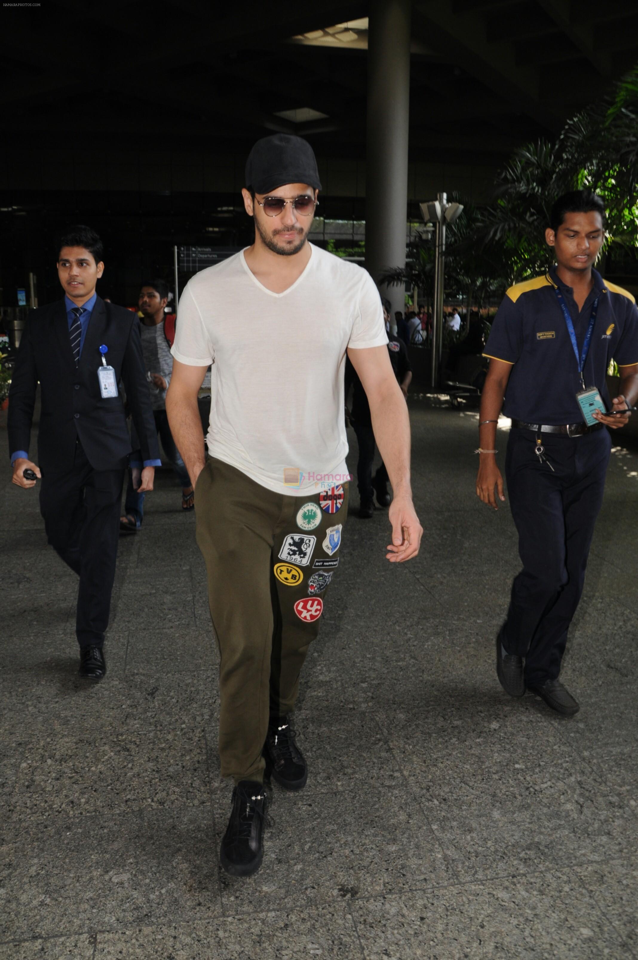 Sidharth Malhotra Spotted At Airport on 4th Sept 2017