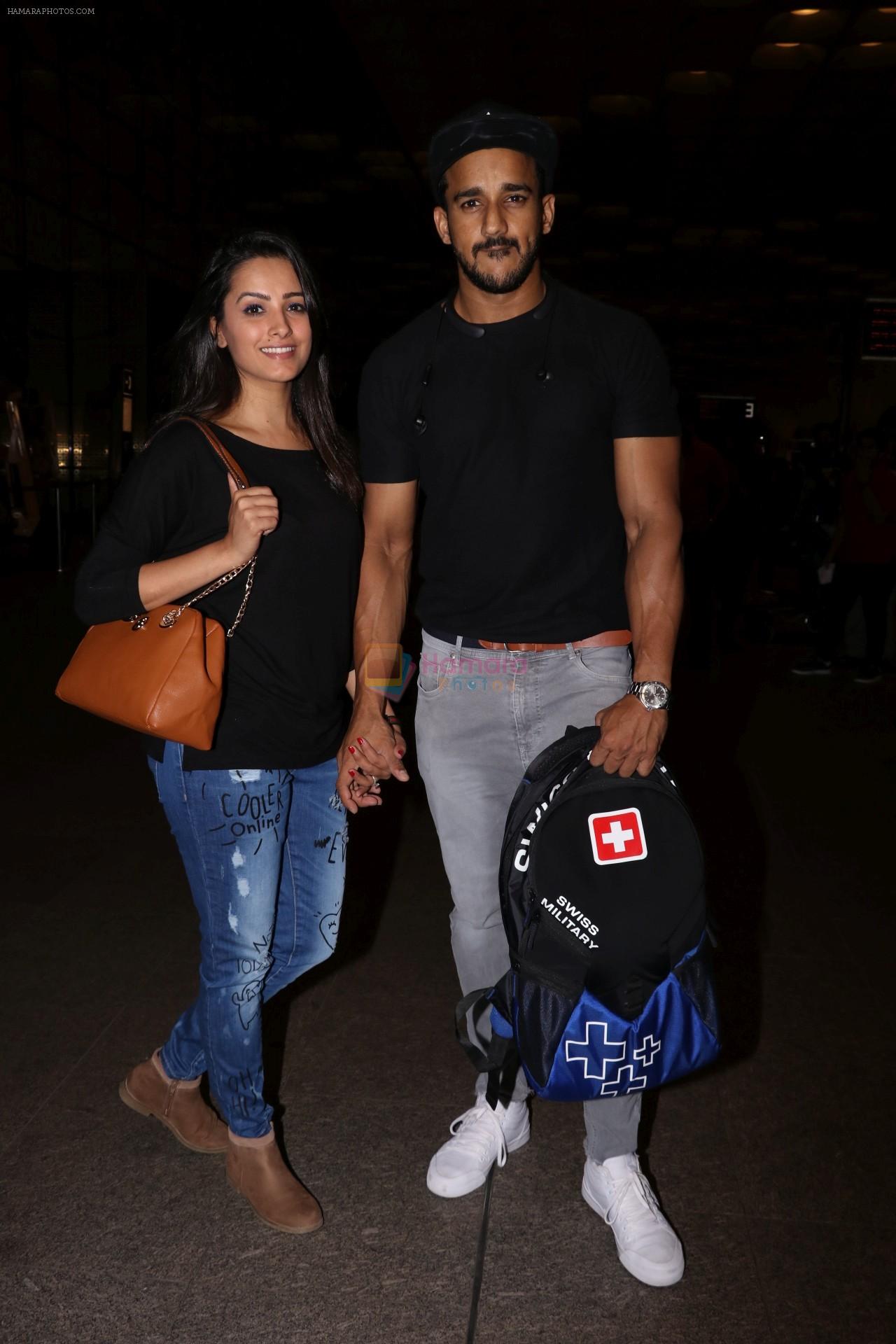 Anita Hassanandani, Rohit Reddy Spotted At Airport on 7th Sept 2017
