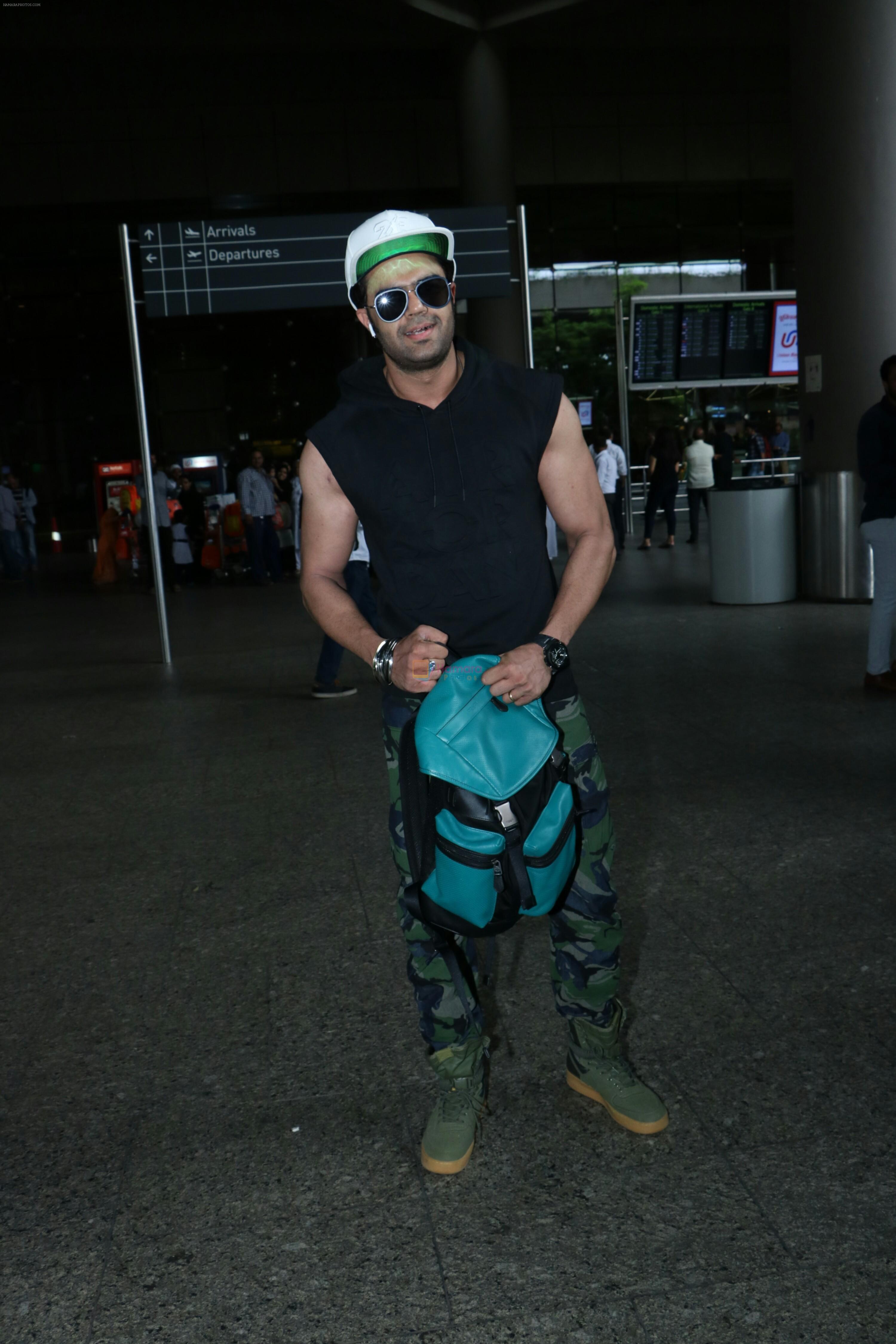 Manish Paul Spotted At Airport on 8th Sept 2017