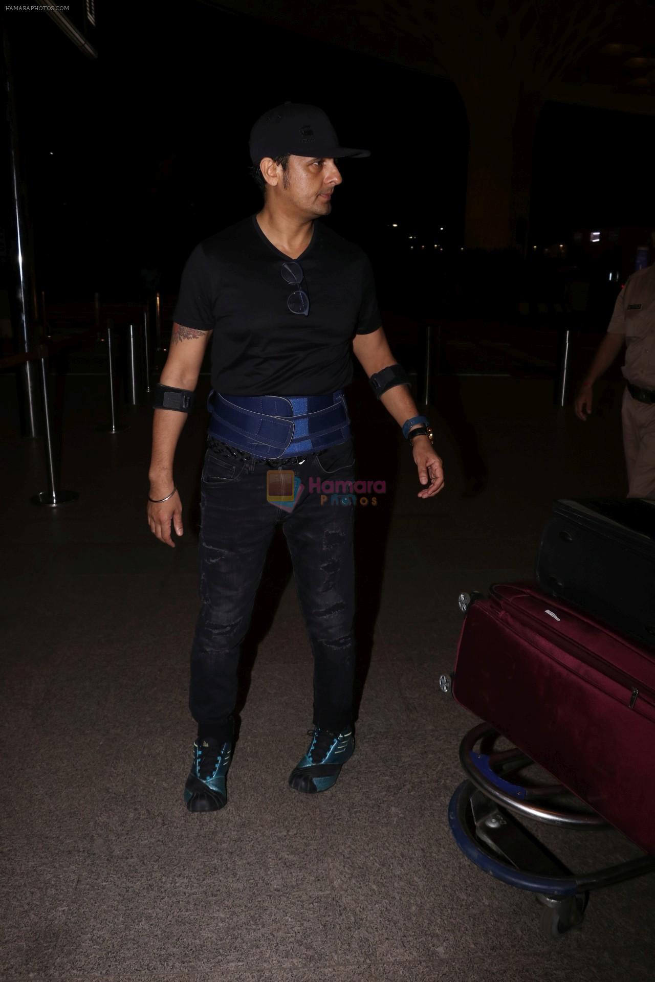 Sonu Nigam Spotted At Airport on 8th Sept 2017