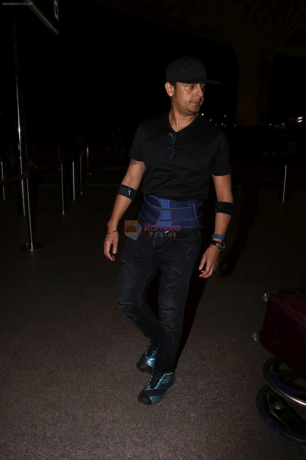 Sonu Nigam Spotted At Airport on 8th Sept 2017