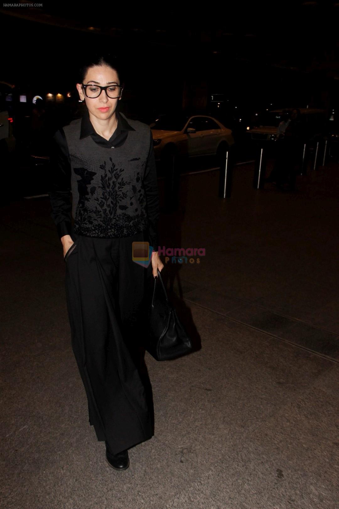 Karisma Kapoor Spotted At Airport on 8th Sept 2017