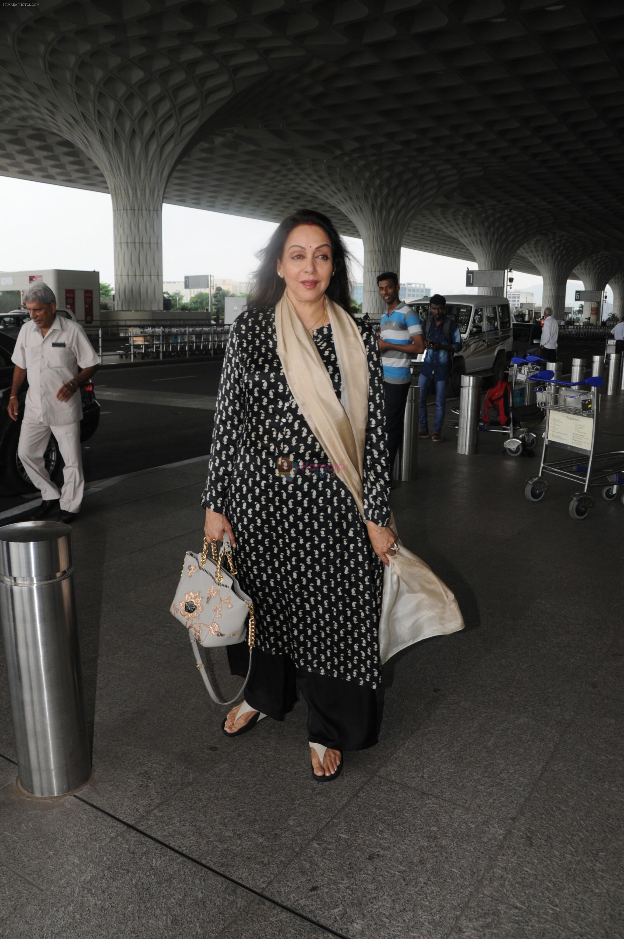 Hema Malini Spotted At Airport on 9th Sept 2017