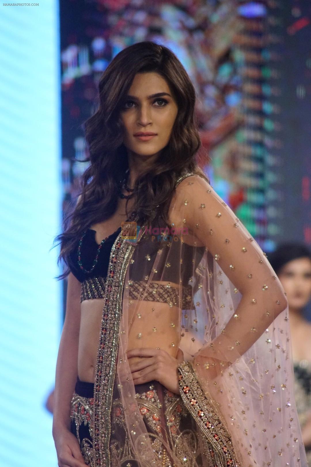 Kriti Sanon Walks The Ramp For Rocky S At Bombay Times Fashion Week 2017 on 10th Sept 2017