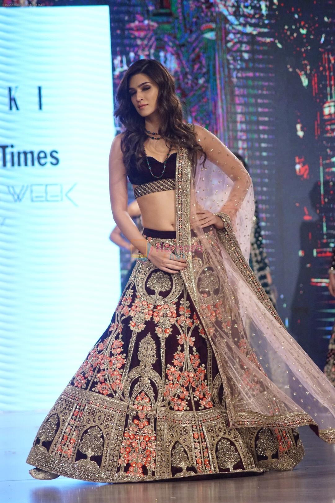Kriti Sanon Walks The Ramp For Rocky S At Bombay Times Fashion Week 2017 on 10th Sept 2017