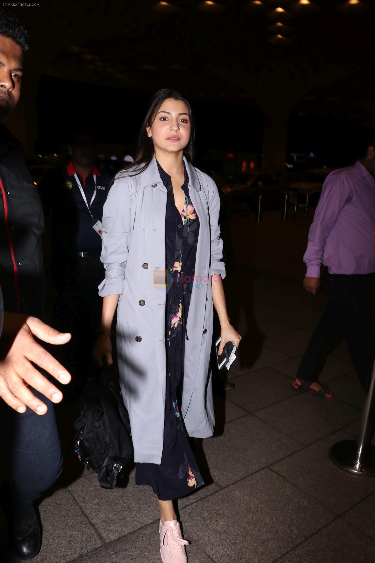 Anushka Sharma Spotted At Airport on 14th Spt 2017