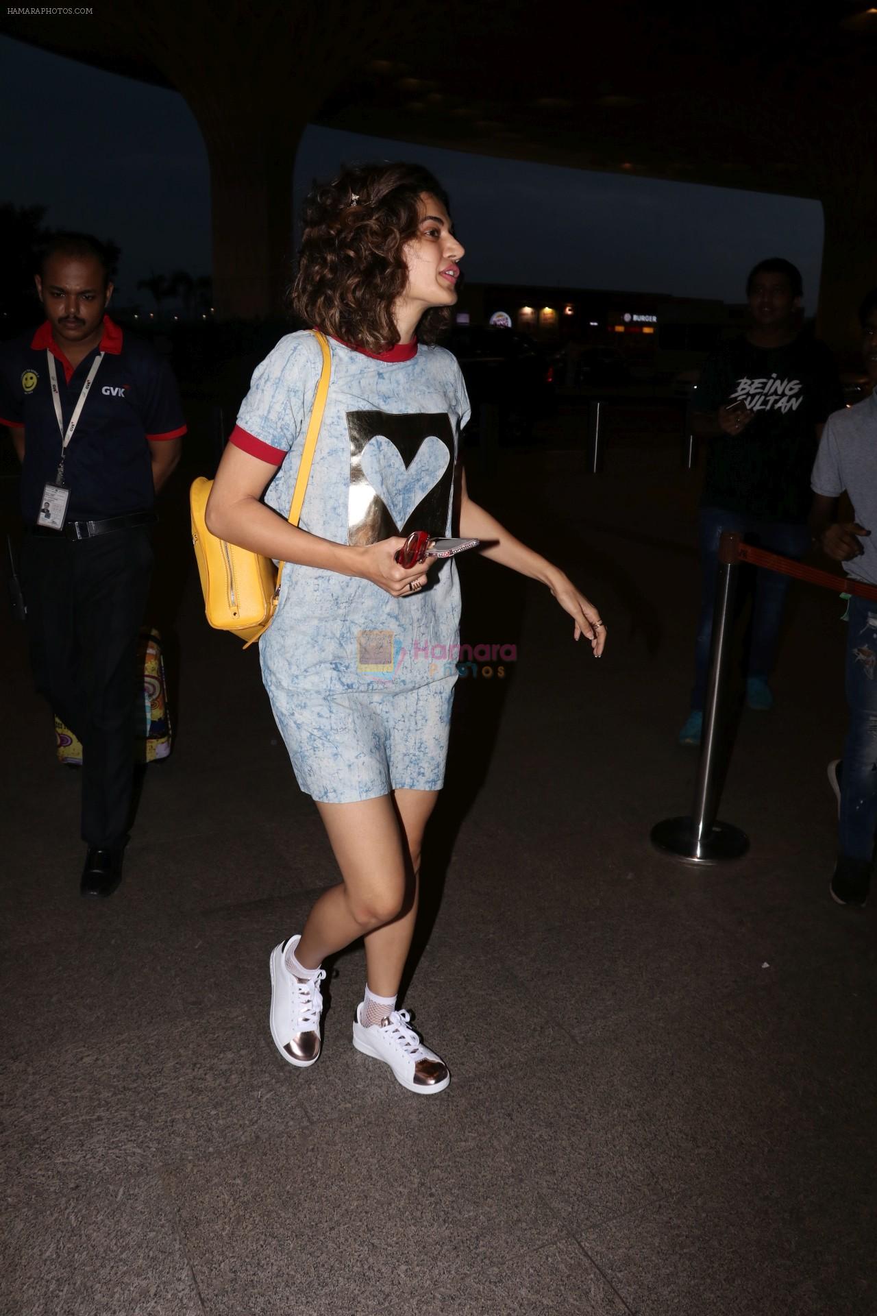 Taapsee Pannu Spotted At Airport on 18th Sept 2017