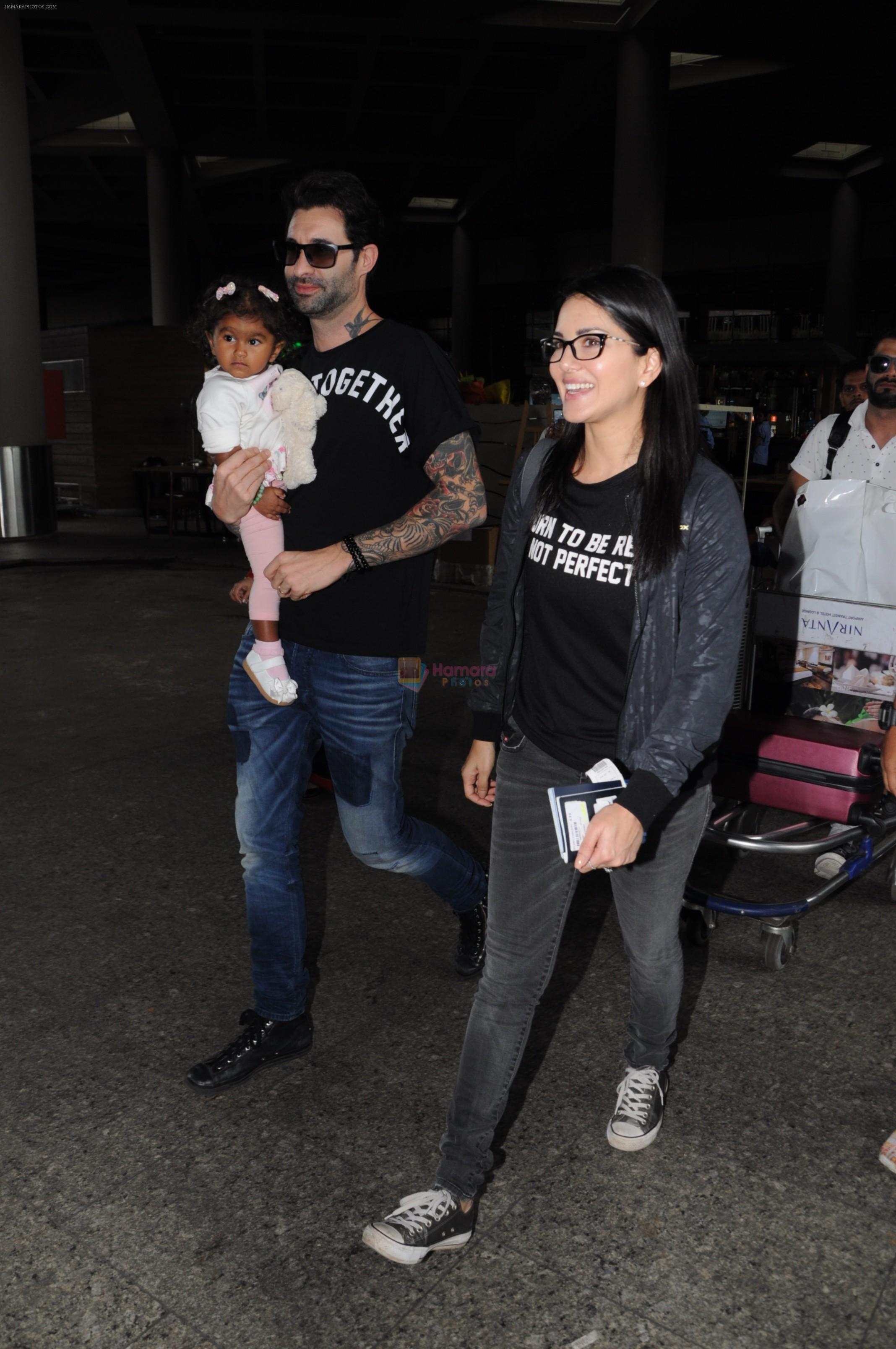Sunny Leone Spotted At Airport on 18th Sept 2017
