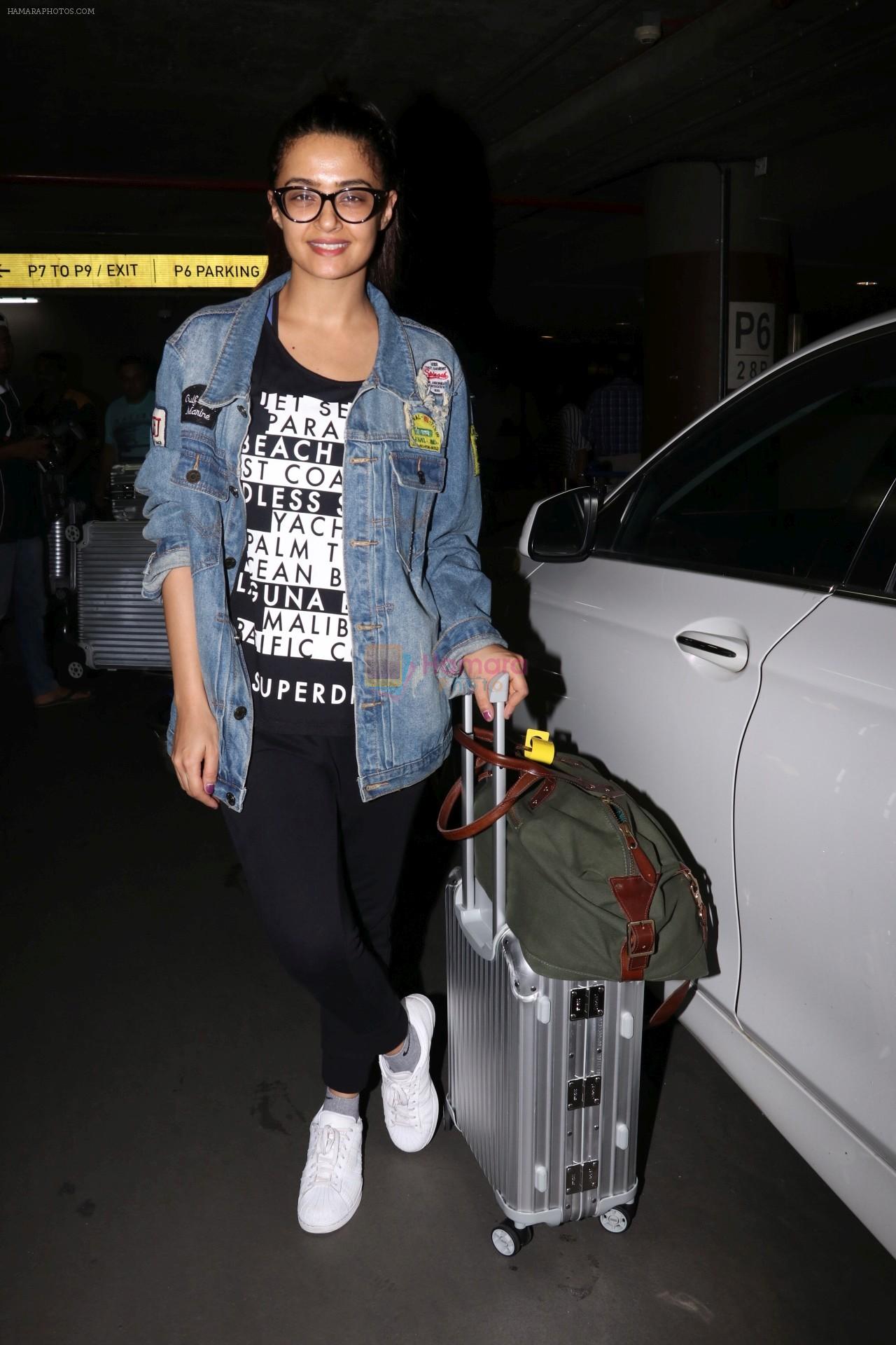 Surveen Chawla Spotted At Airport on 23rd Sept 2017