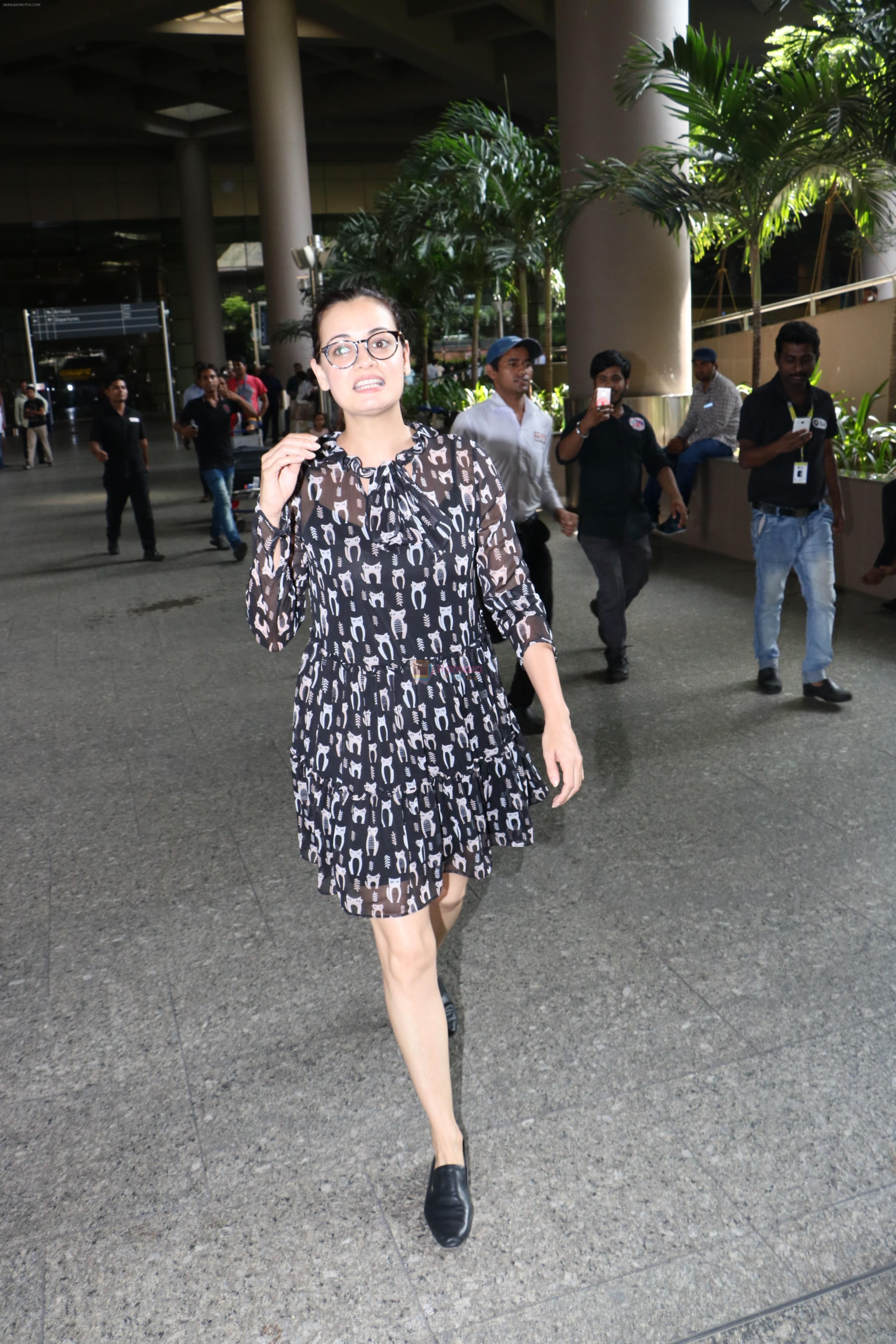 Dia Mirza Spotted At Airport on 23rd Sept 2017