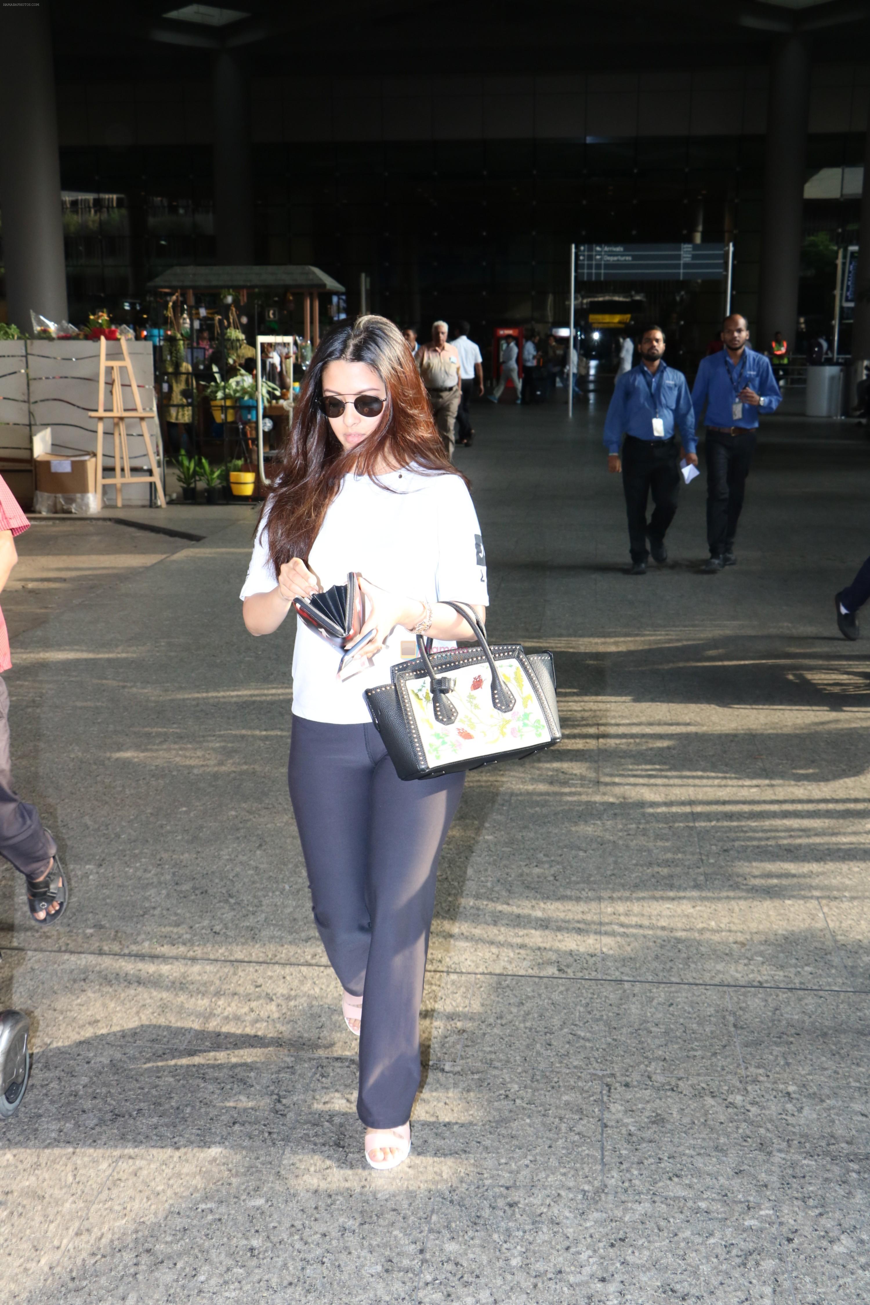 Riya Sen Spotted At Airport on 25th Sept 2017