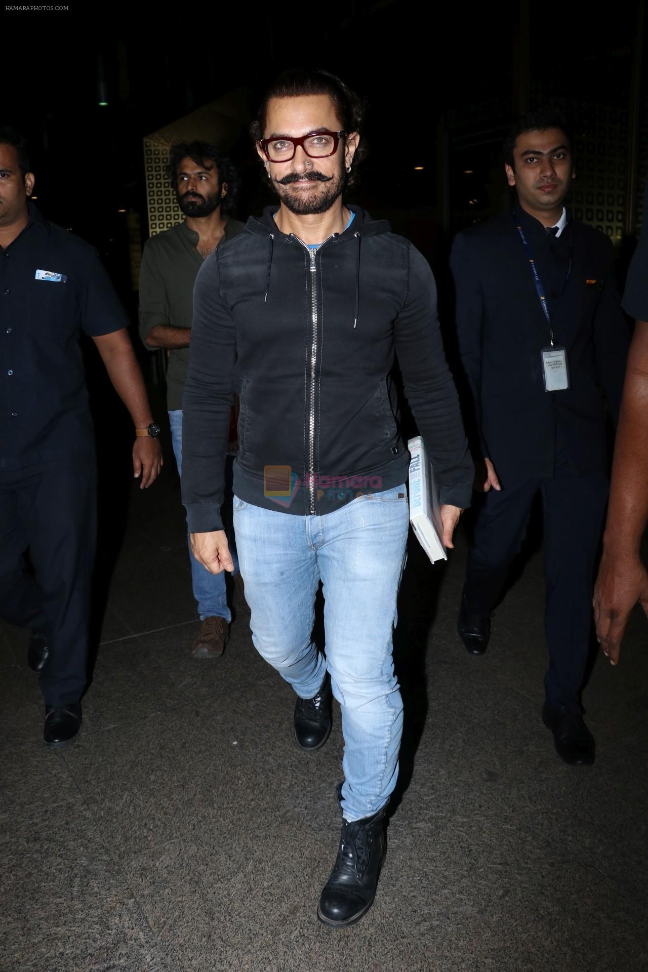 Aamir Khan Spotted At Airport on 26th Sept 2017